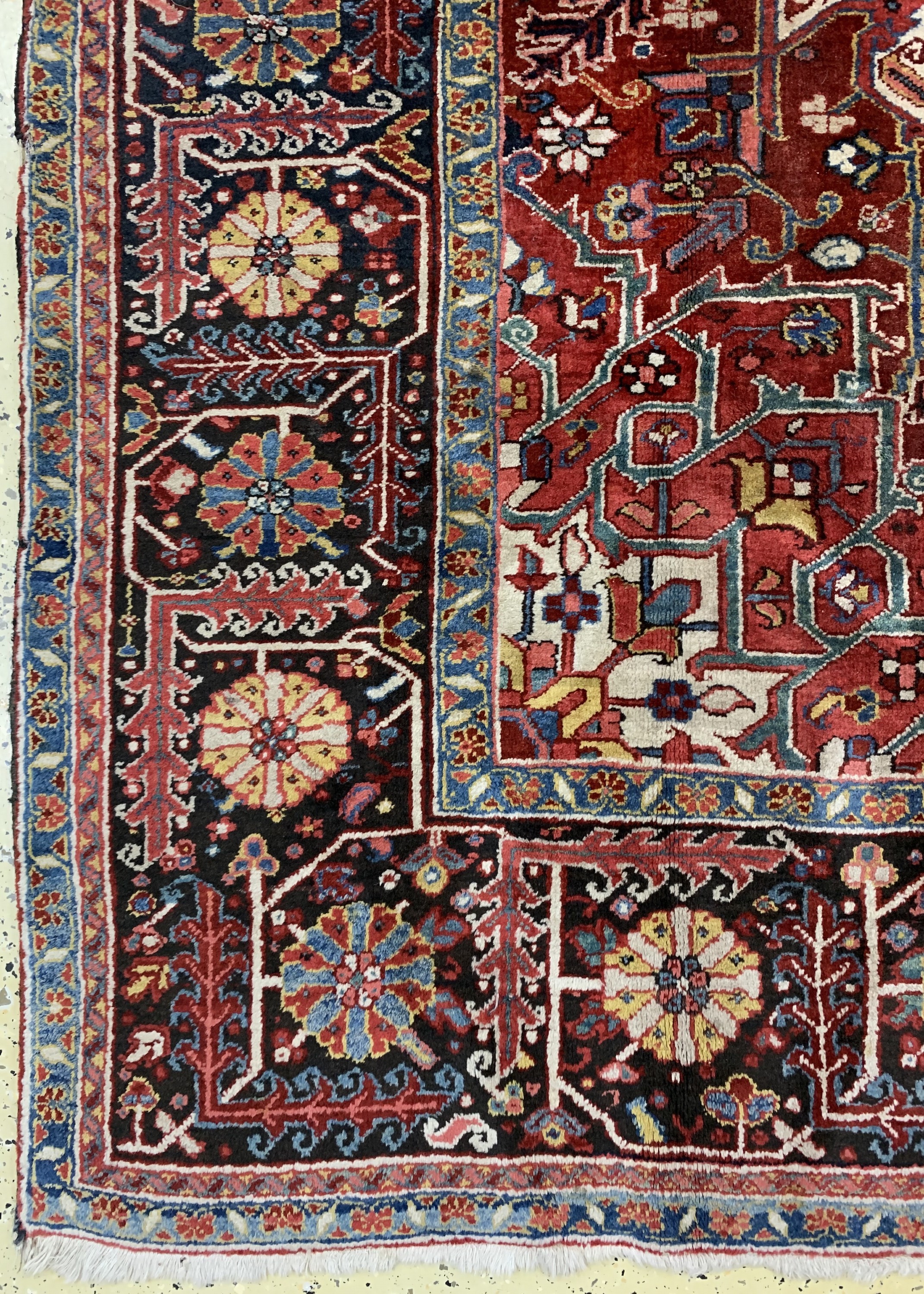Detail b: Heriz alt, Persien, Mitte 20.Jhd, Wolle aufBaumwolle, ca. 310 x 235 cm, Mottenfraß, EHZ: 3