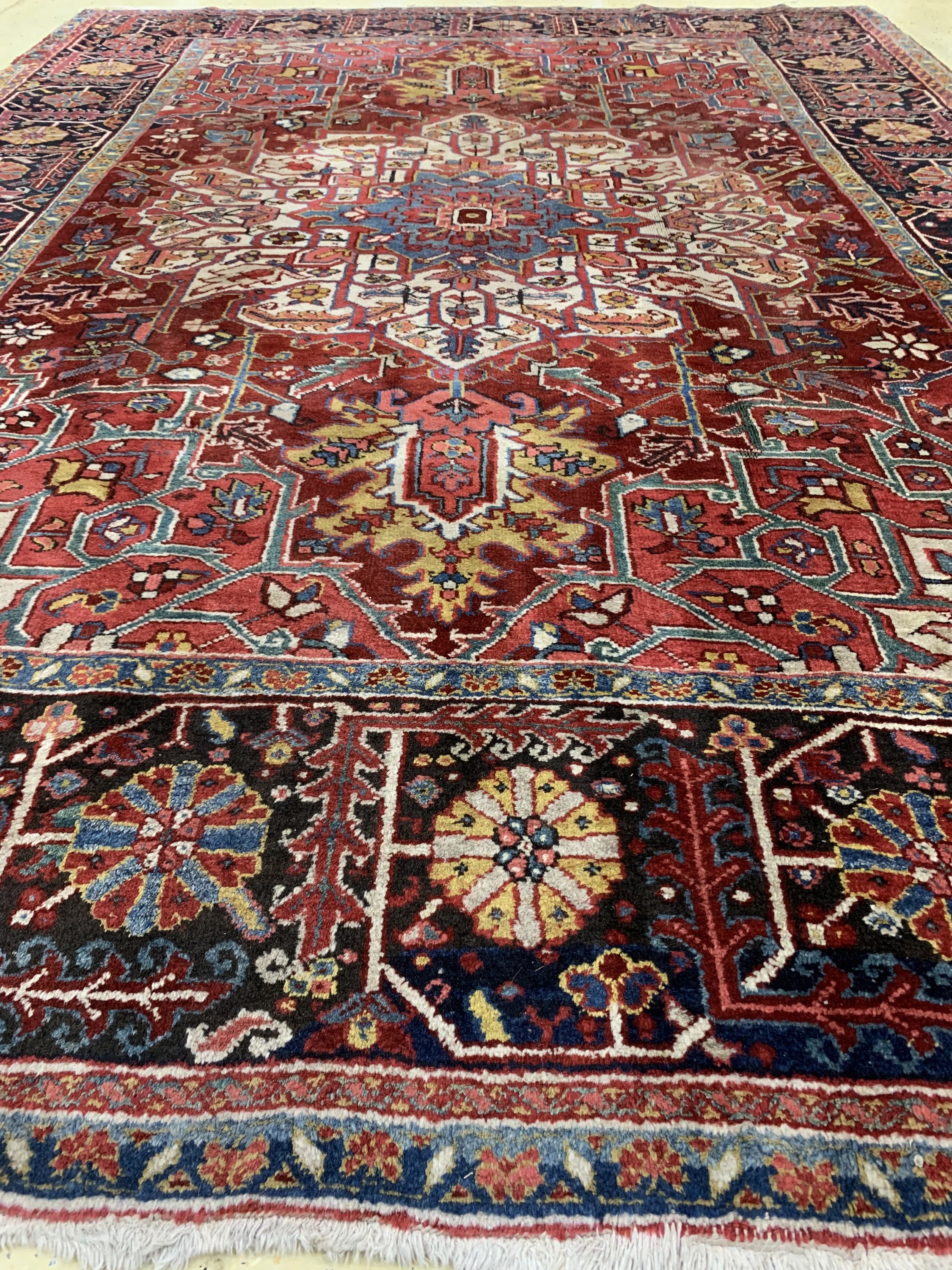 Detail f: Heriz alt, Persien, Mitte 20.Jhd, Wolle aufBaumwolle, ca. 310 x 235 cm, Mottenfraß, EHZ: 3