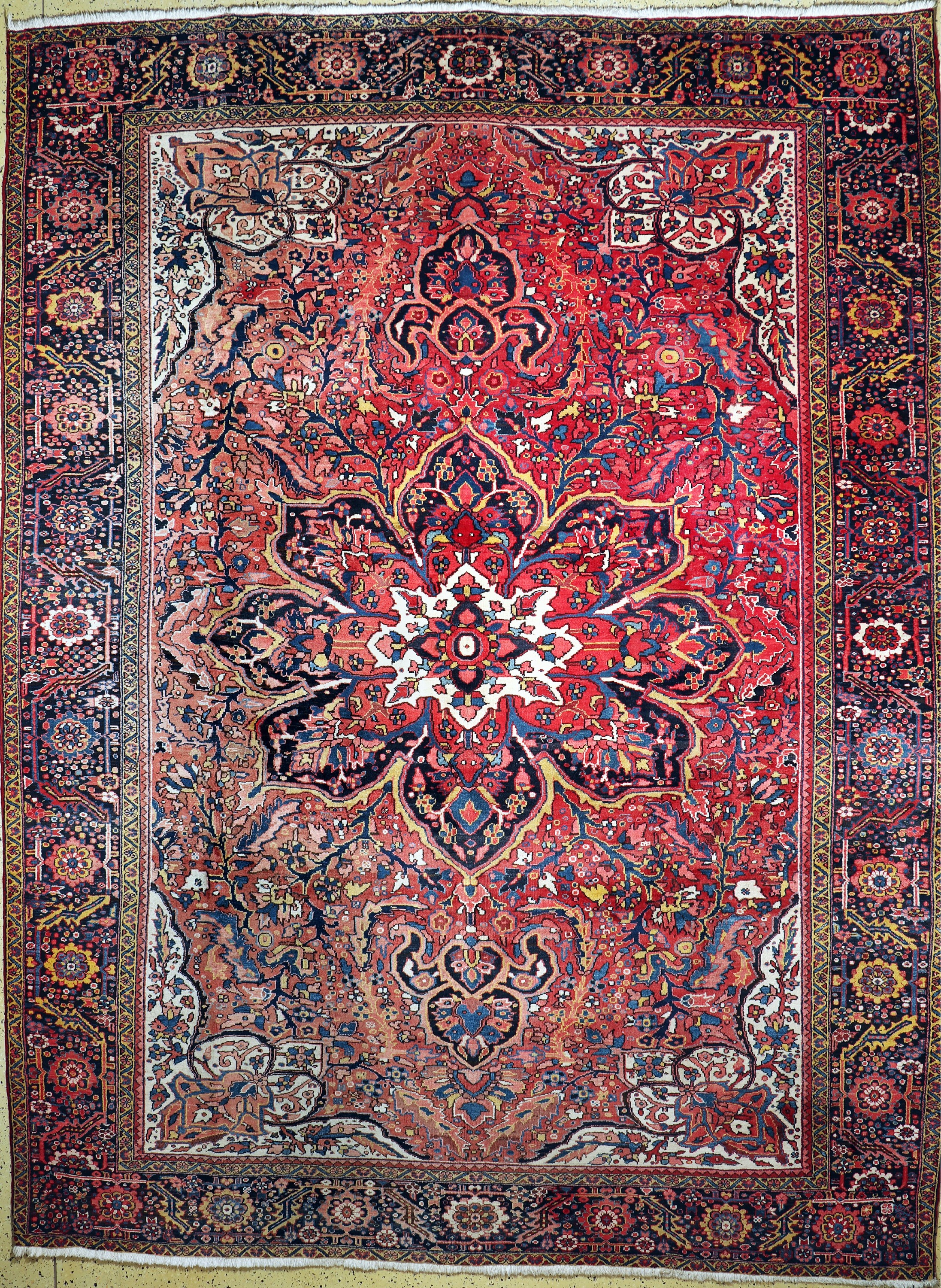 Heriz alt, Persien, Mitte 20.Jhd, Wolle aufBaumwolle, ca. 402 x 305 cm, verblasst, EHZ: 2-3