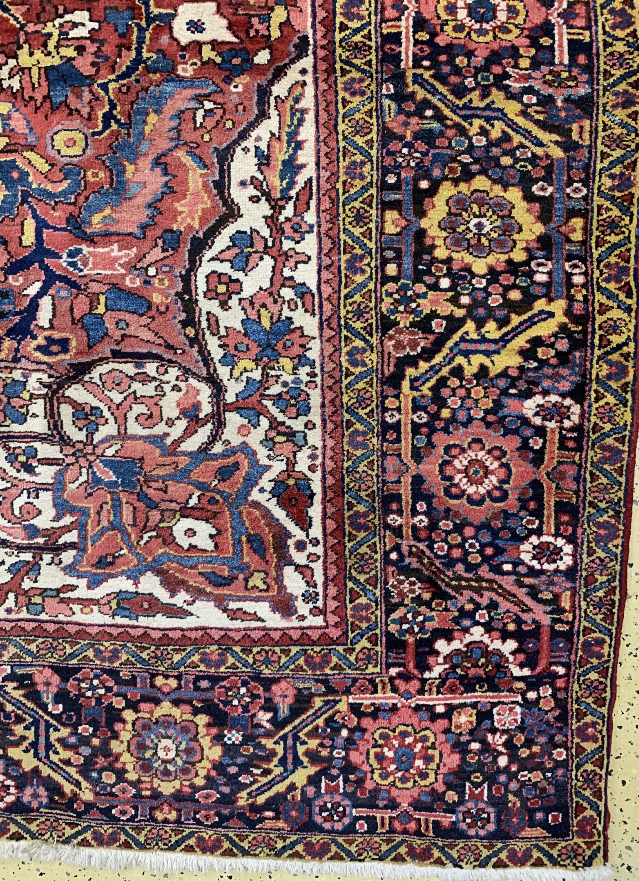 Detail a: Heriz alt, Persien, Mitte 20.Jhd, Wolle aufBaumwolle, ca. 402 x 305 cm, verblasst, EHZ: 2-3