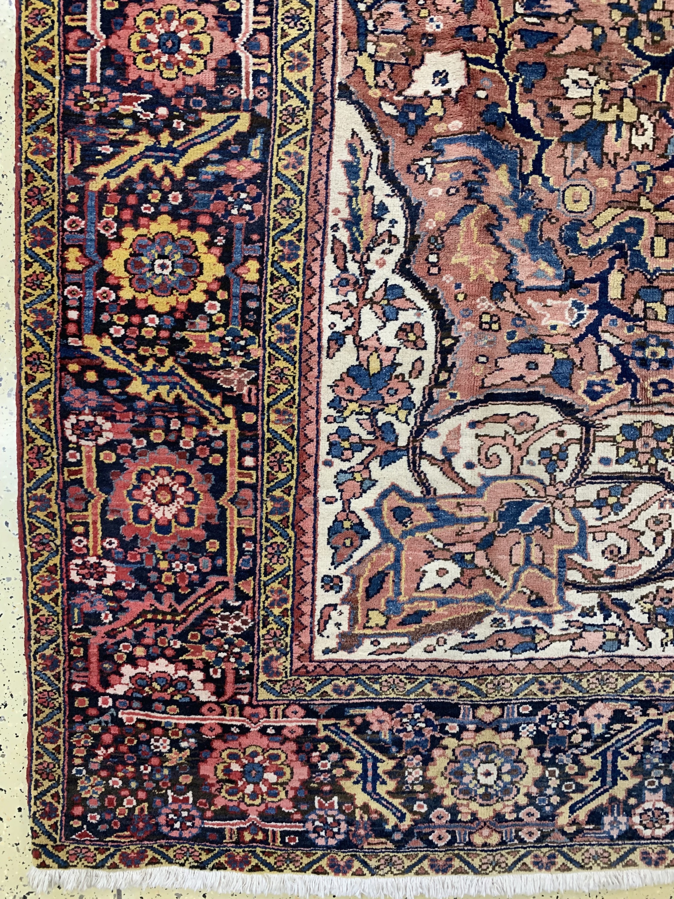 Detail b: Heriz alt, Persien, Mitte 20.Jhd, Wolle aufBaumwolle, ca. 402 x 305 cm, verblasst, EHZ: 2-3