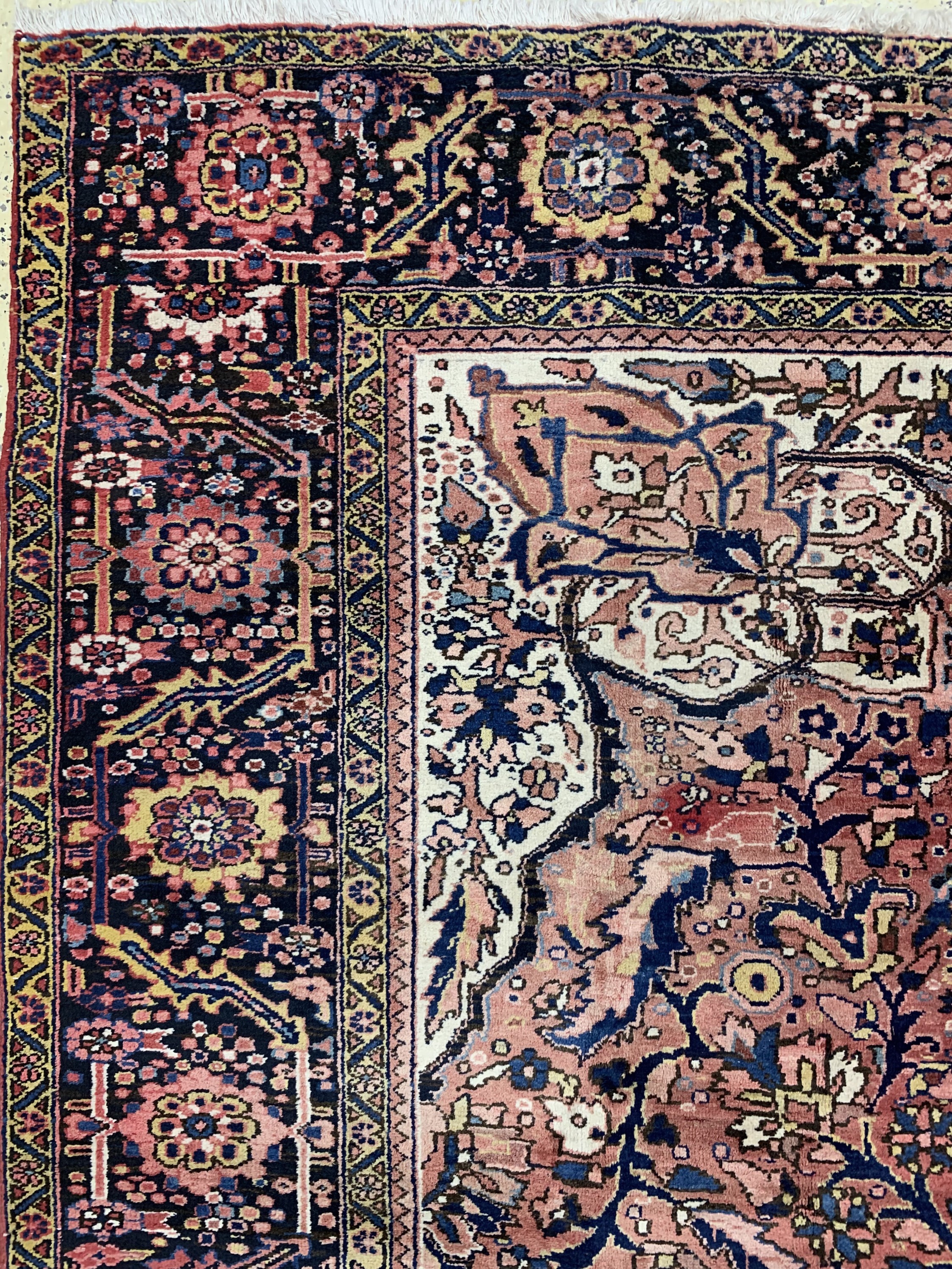 Detail c: Heriz alt, Persien, Mitte 20.Jhd, Wolle aufBaumwolle, ca. 402 x 305 cm, verblasst, EHZ: 2-3