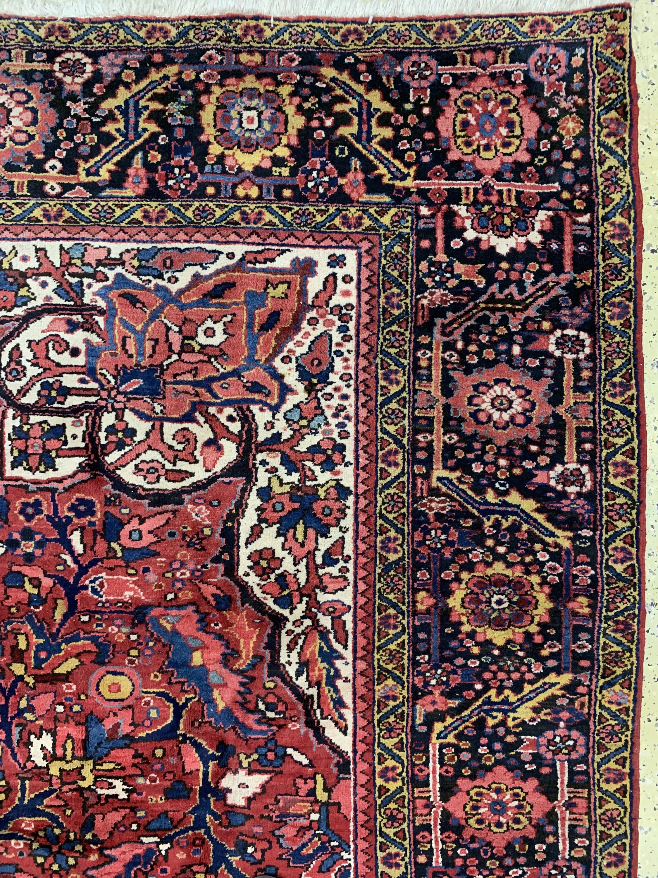 Detail d: Heriz alt, Persien, Mitte 20.Jhd, Wolle aufBaumwolle, ca. 402 x 305 cm, verblasst, EHZ: 2-3