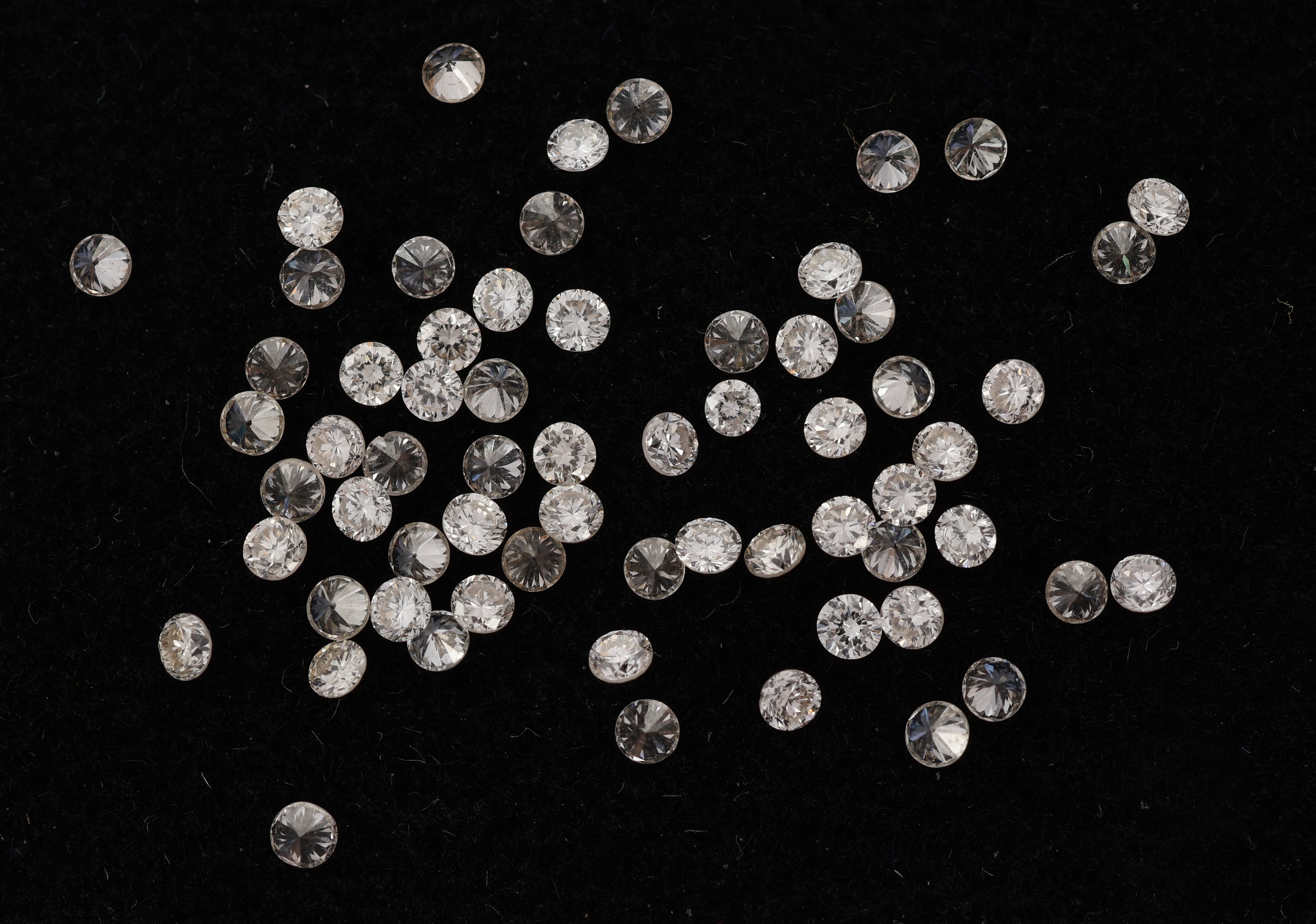 Detail b: Lot lose Brillanten, zus. ca. 1.00 ct, Weiß-get. Weiß/vs-si, kalibriert 1.50 -1.55 mm