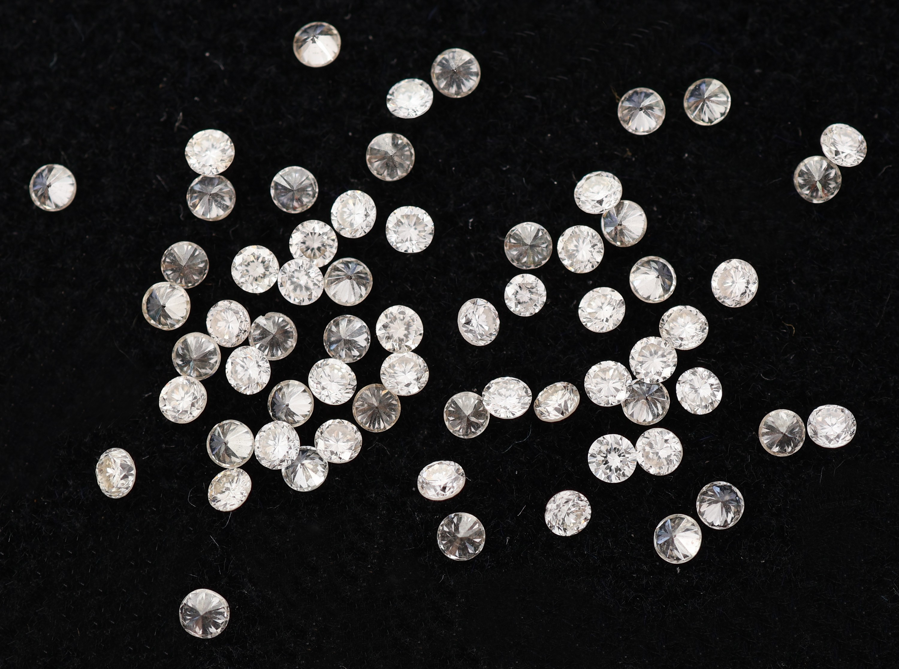 Detail c: Lot lose Brillanten, zus. ca. 1.00 ct, Weiß-get. Weiß/vs-si, kalibriert 1.50 -1.55 mm