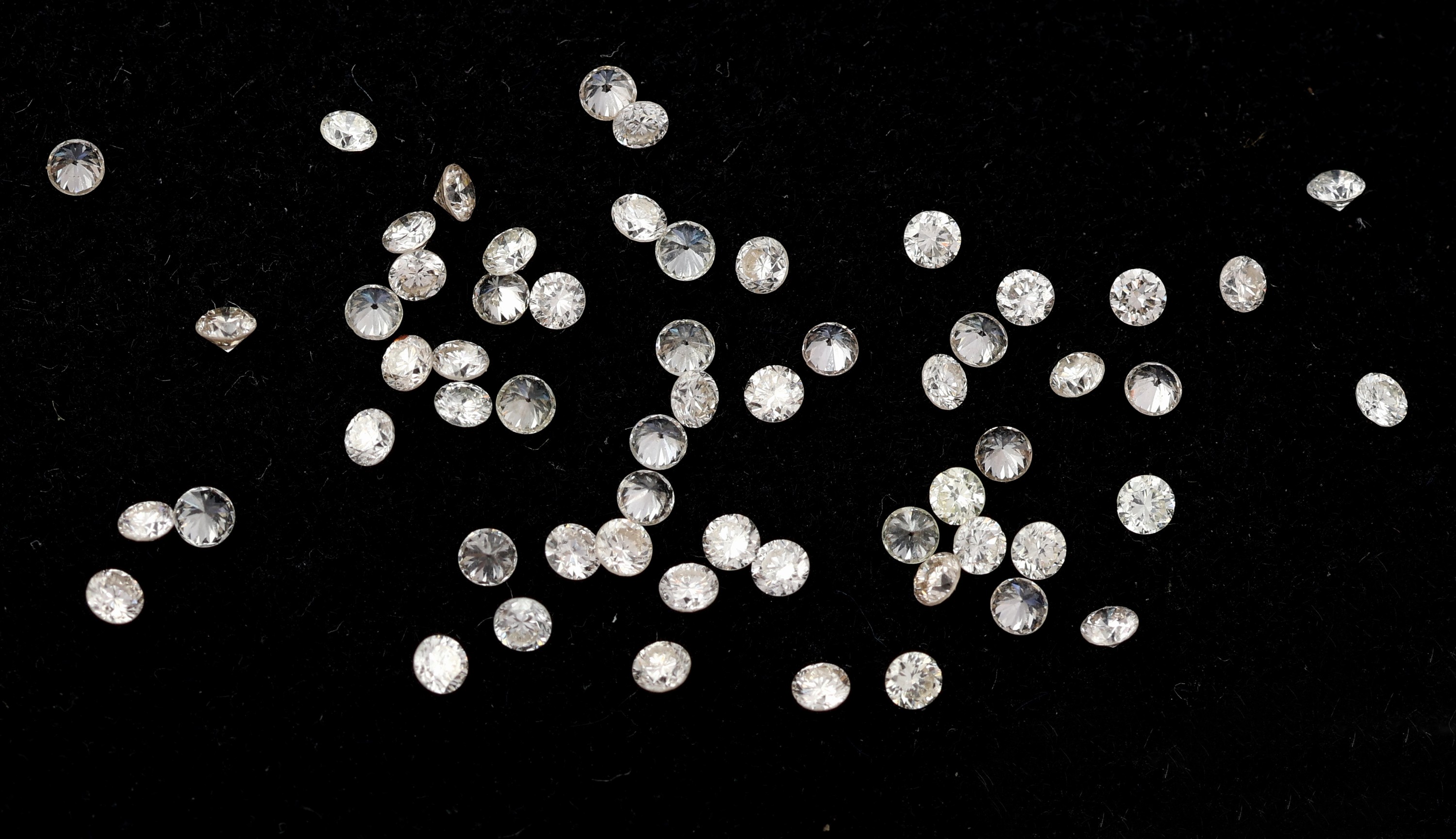 Detail b: Lot lose Brillanten, zus. ca. 1.00 ct Weiß- get.Weiß/vs-si, kalibriert ca. 1.55-1.60 mm