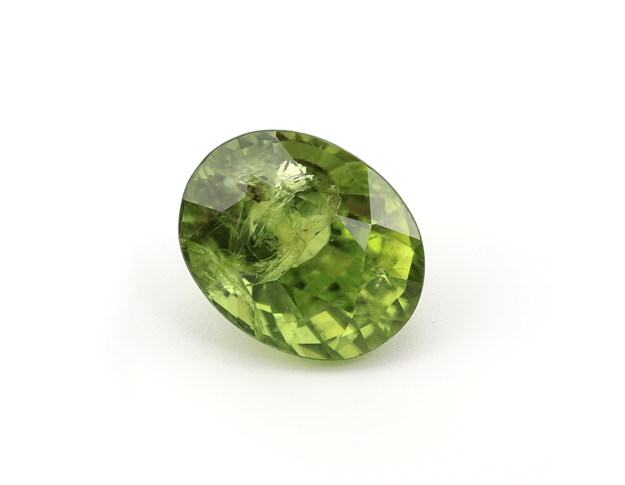 Loser Peridot, 11.52 ct, ovalfacett., 14.6 x 12.7 x 9.78 mm