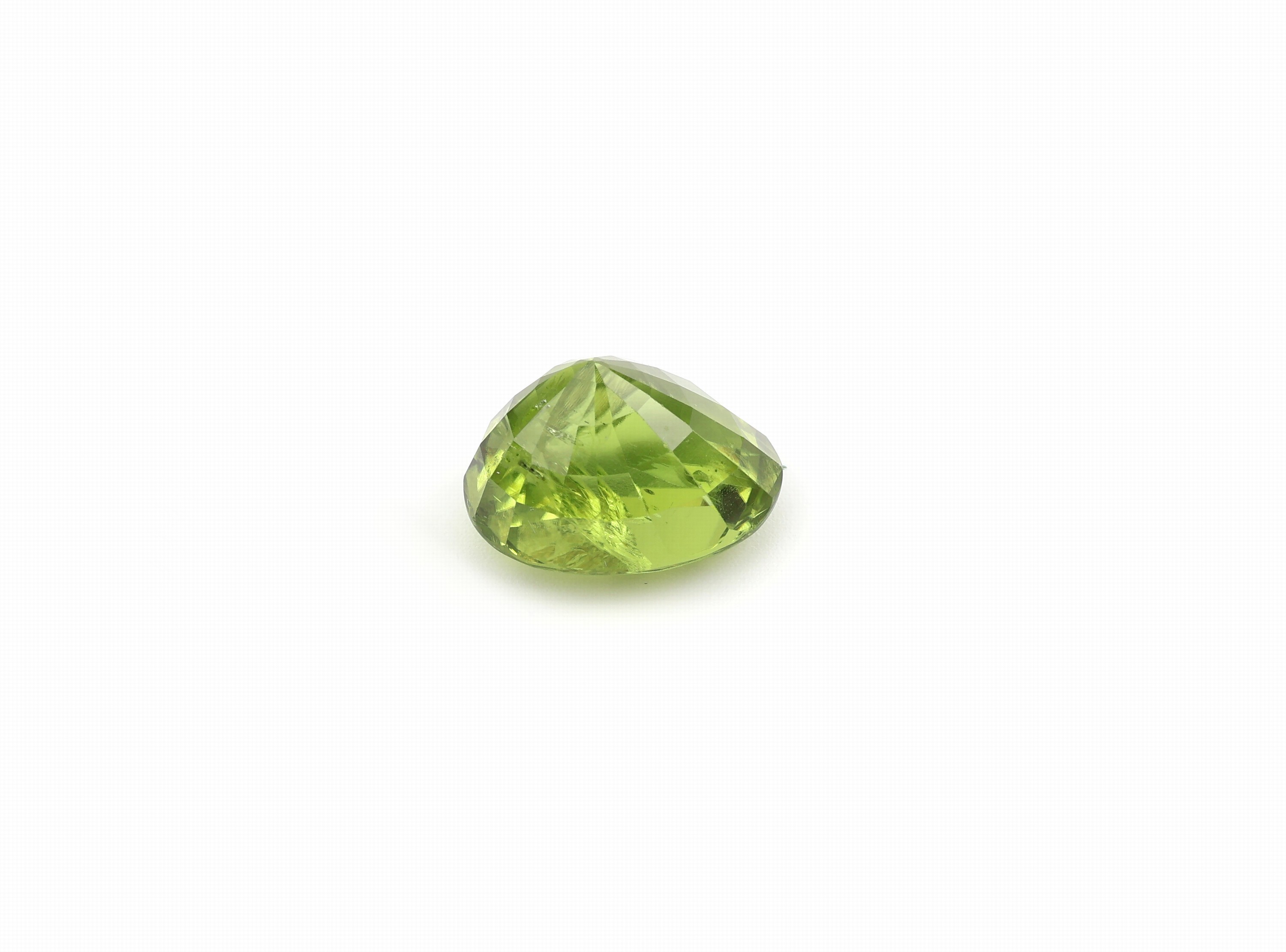 Detail a: Loser Peridot, 11.52 ct, ovalfacett., 14.6 x 12.7 x 9.78 mm