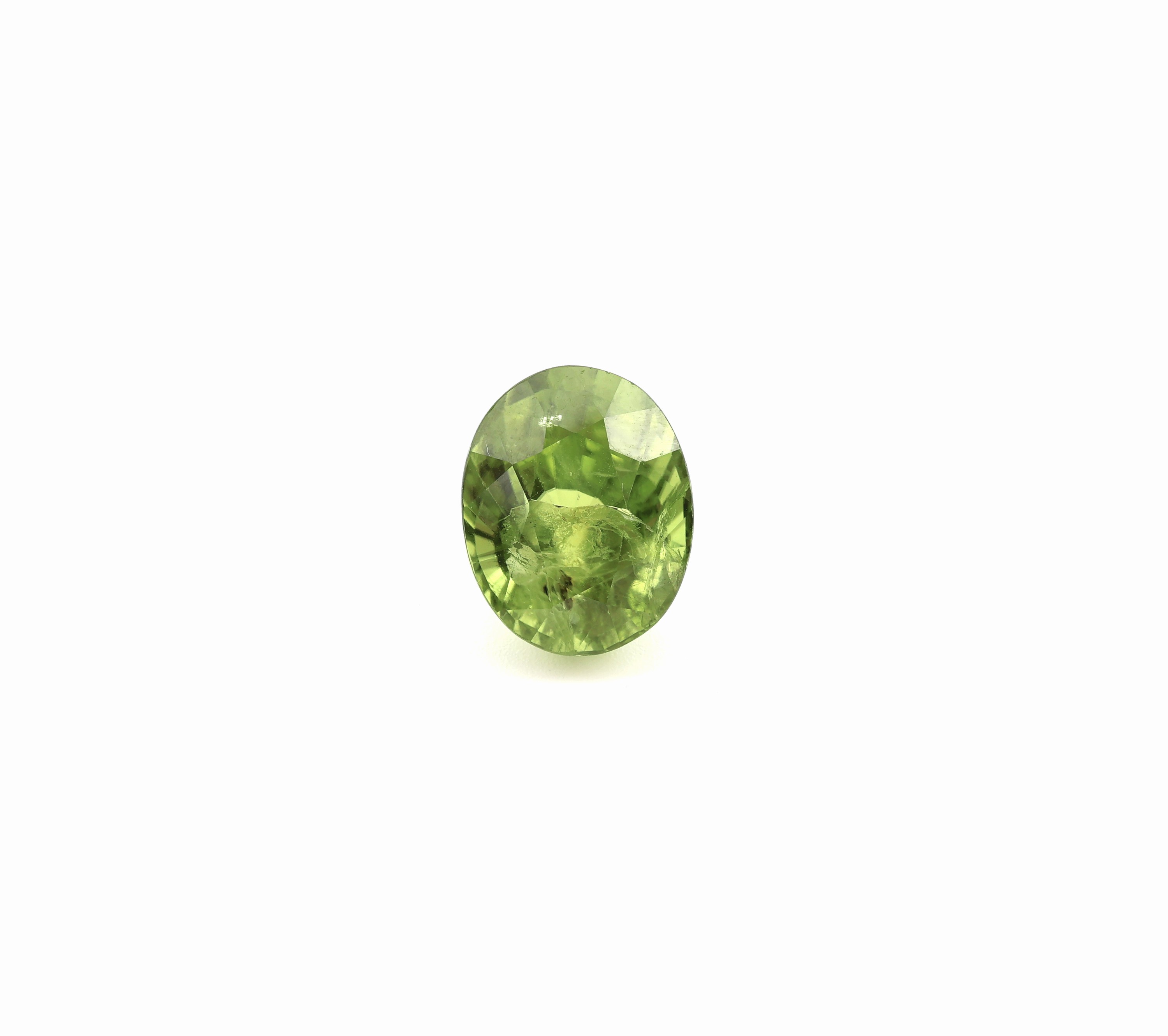 Detail b: Loser Peridot, 11.52 ct, ovalfacett., 14.6 x 12.7 x 9.78 mm