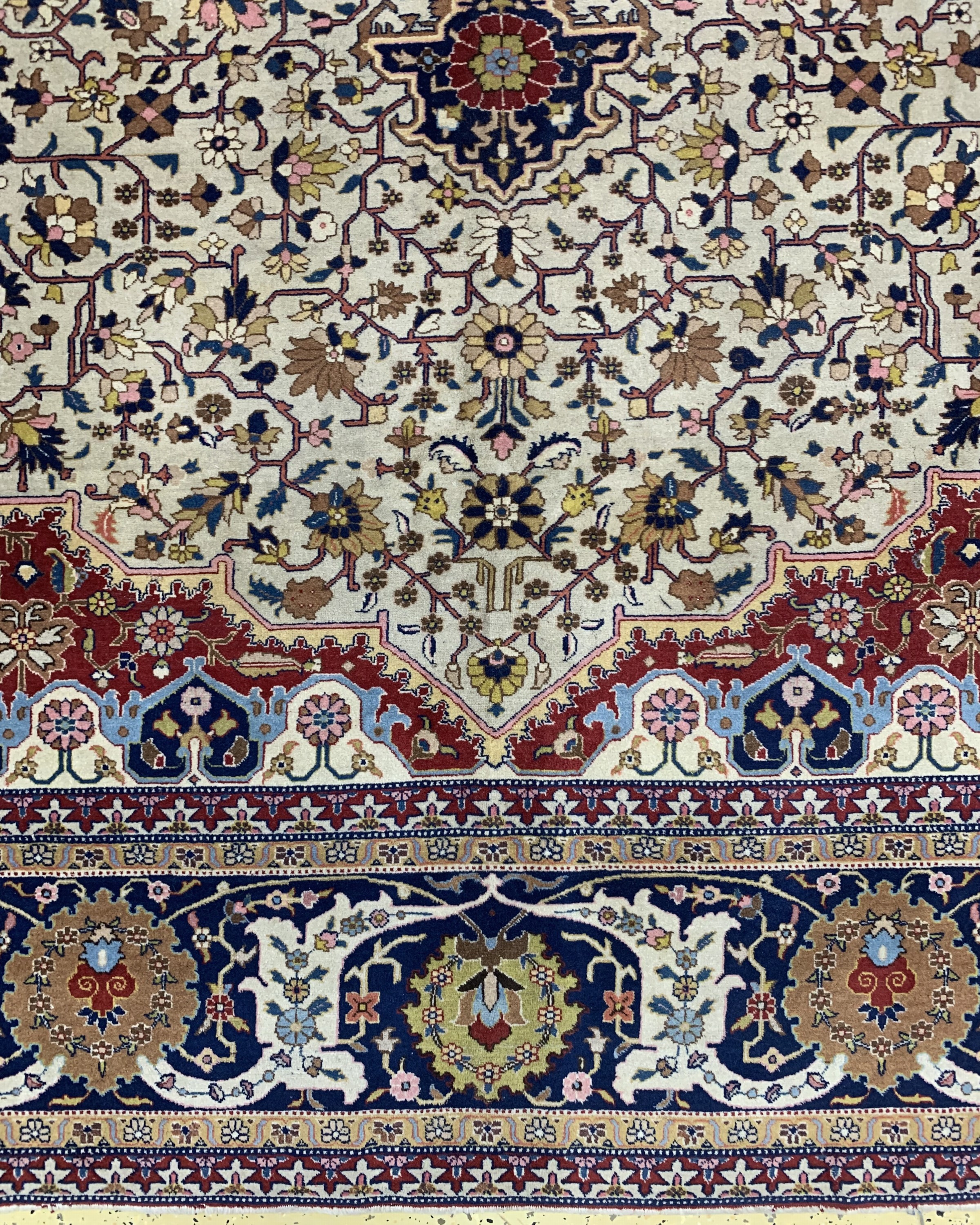 Detail b: Täbriz fein(50 Raj), Persien, Anfang 20.Jhd, Korkwolle auf Baumwolle, ca. 423 x 328cm, EHZ: 2-3