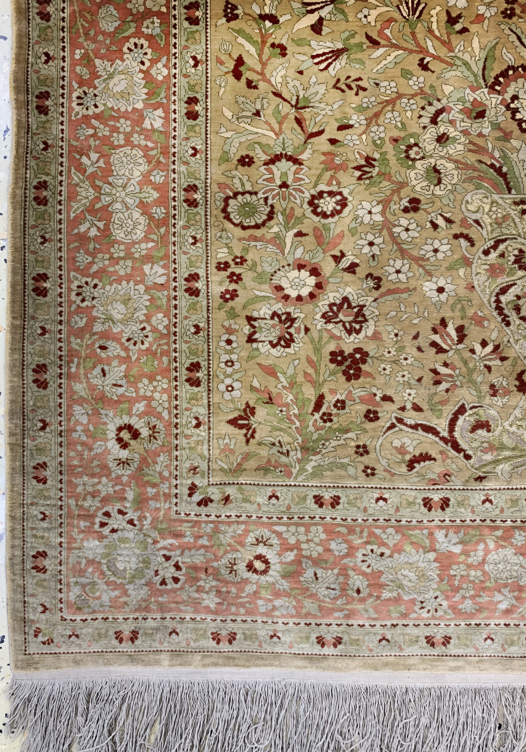 Detail b: Hereke Seide fein signiert, Türkei, Mitte 20.Jhd, reine Naturseide"Metallbroschiert", c a. 141 x 102 cm, ca. 1 Mio Kn/qm, EHZ: 2