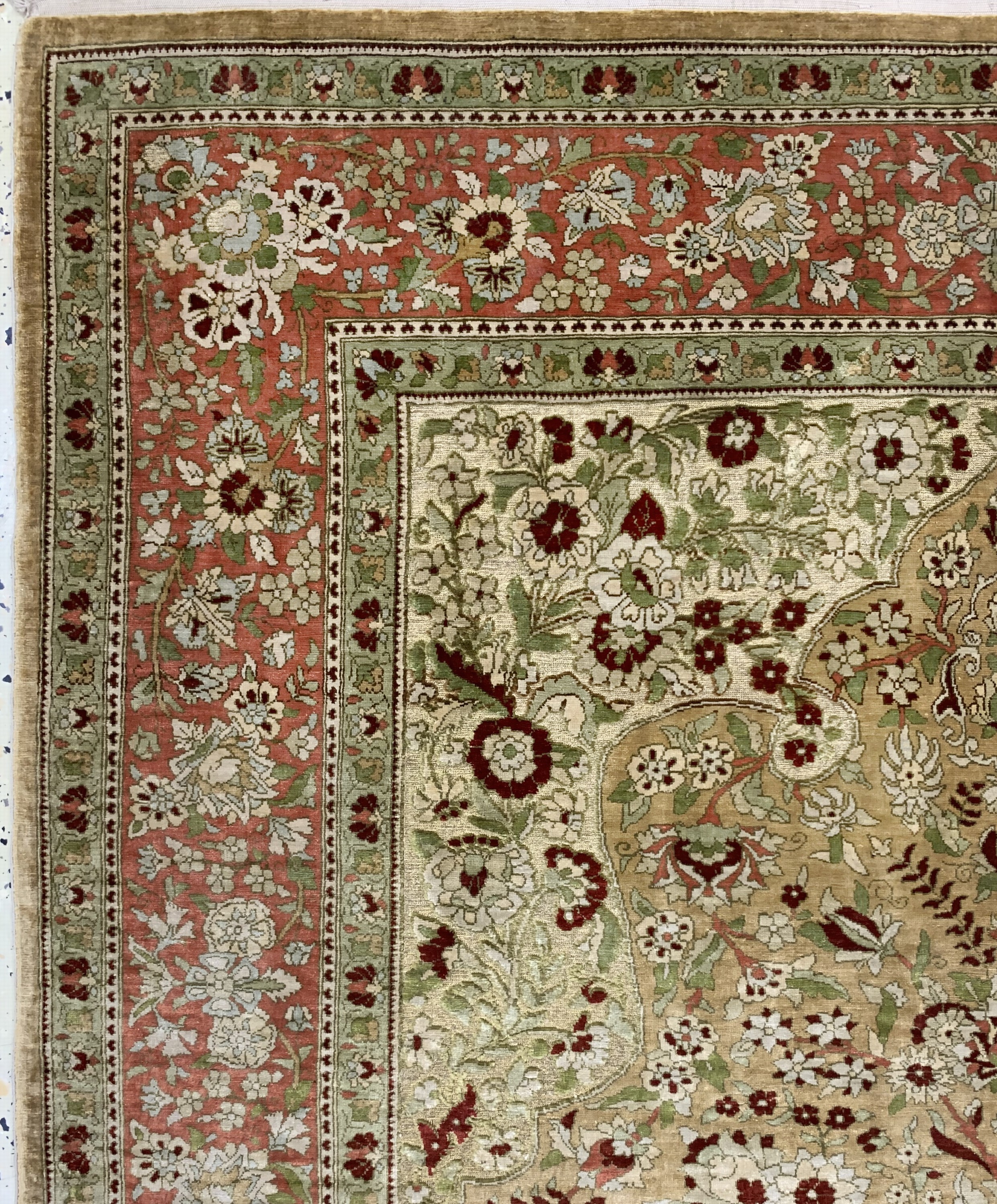 Detail c: Hereke Seide fein signiert, Türkei, Mitte 20.Jhd, reine Naturseide"Metallbroschiert", c a. 141 x 102 cm, ca. 1 Mio Kn/qm, EHZ: 2