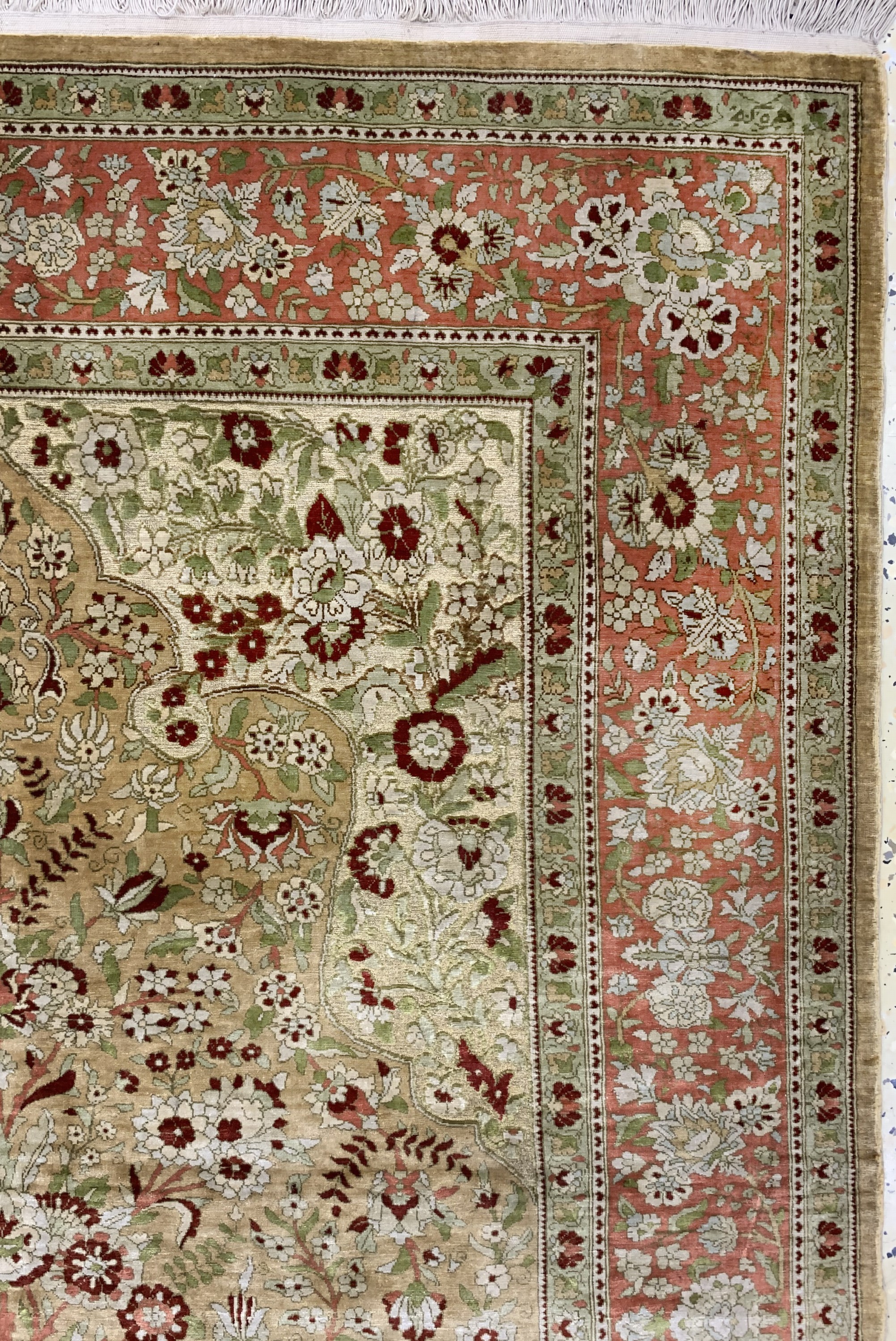 Detail d: Hereke Seide fein signiert, Türkei, Mitte 20.Jhd, reine Naturseide"Metallbroschiert", c a. 141 x 102 cm, ca. 1 Mio Kn/qm, EHZ: 2