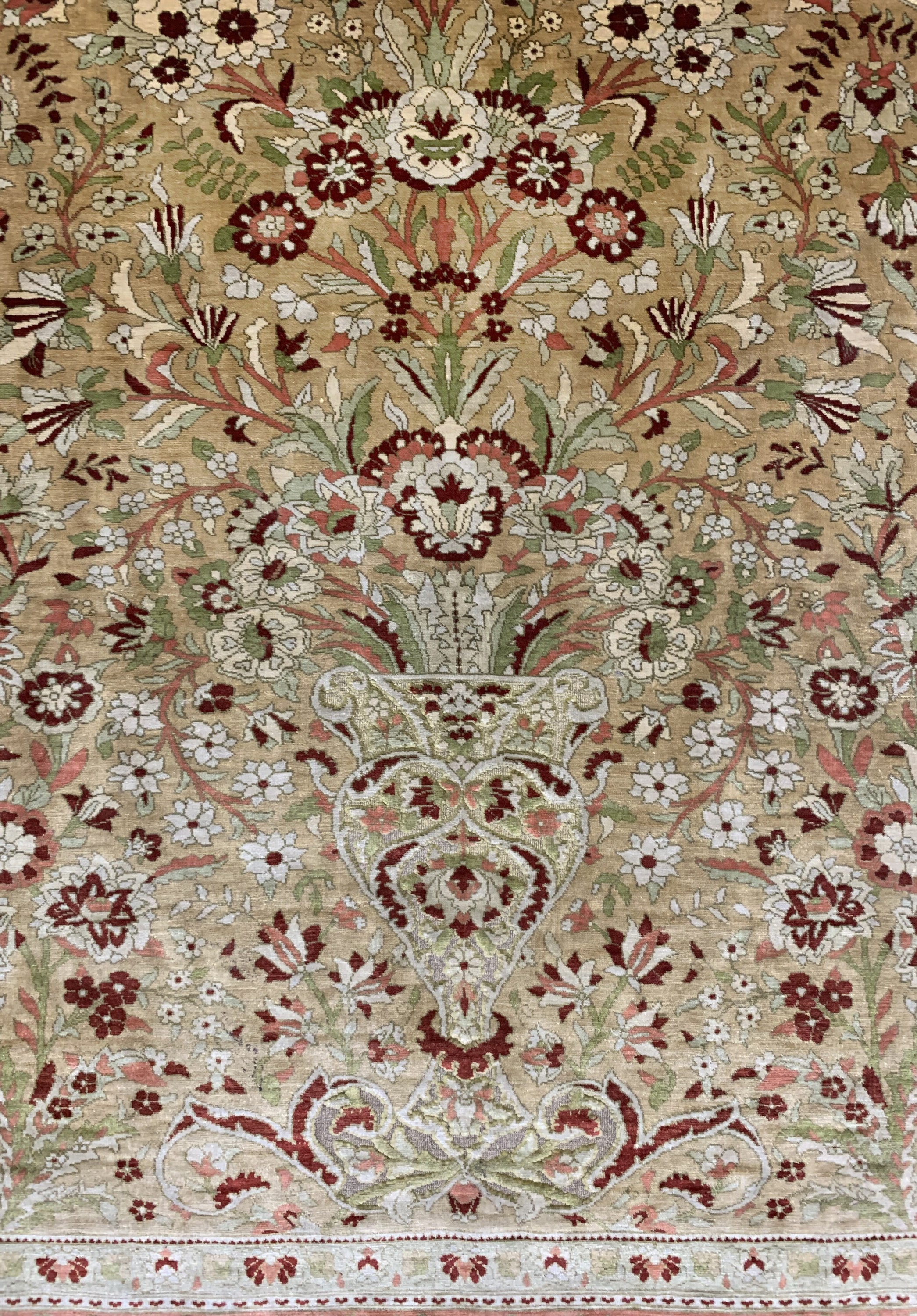 Detail e: Hereke Seide fein signiert, Türkei, Mitte 20.Jhd, reine Naturseide"Metallbroschiert", c a. 141 x 102 cm, ca. 1 Mio Kn/qm, EHZ: 2