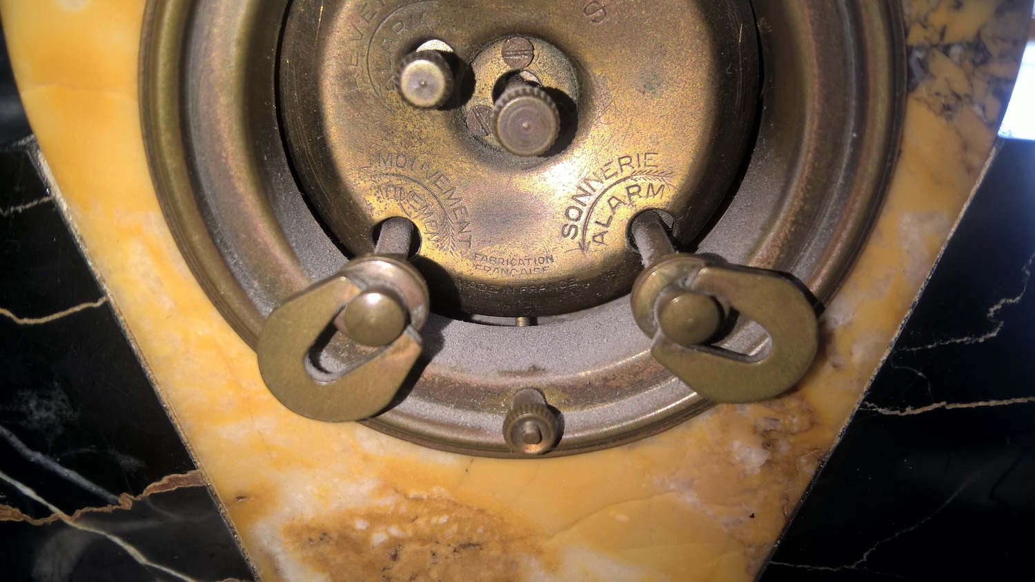 Detail a: Kleiner Wecker, Art Deco, Frankreich 20er Jahre, bicolores Mamorgehäuse, zeittyp. Messingapplikationen, Glas und Zeigerpaar fehlen, Weckerschlag auf ...