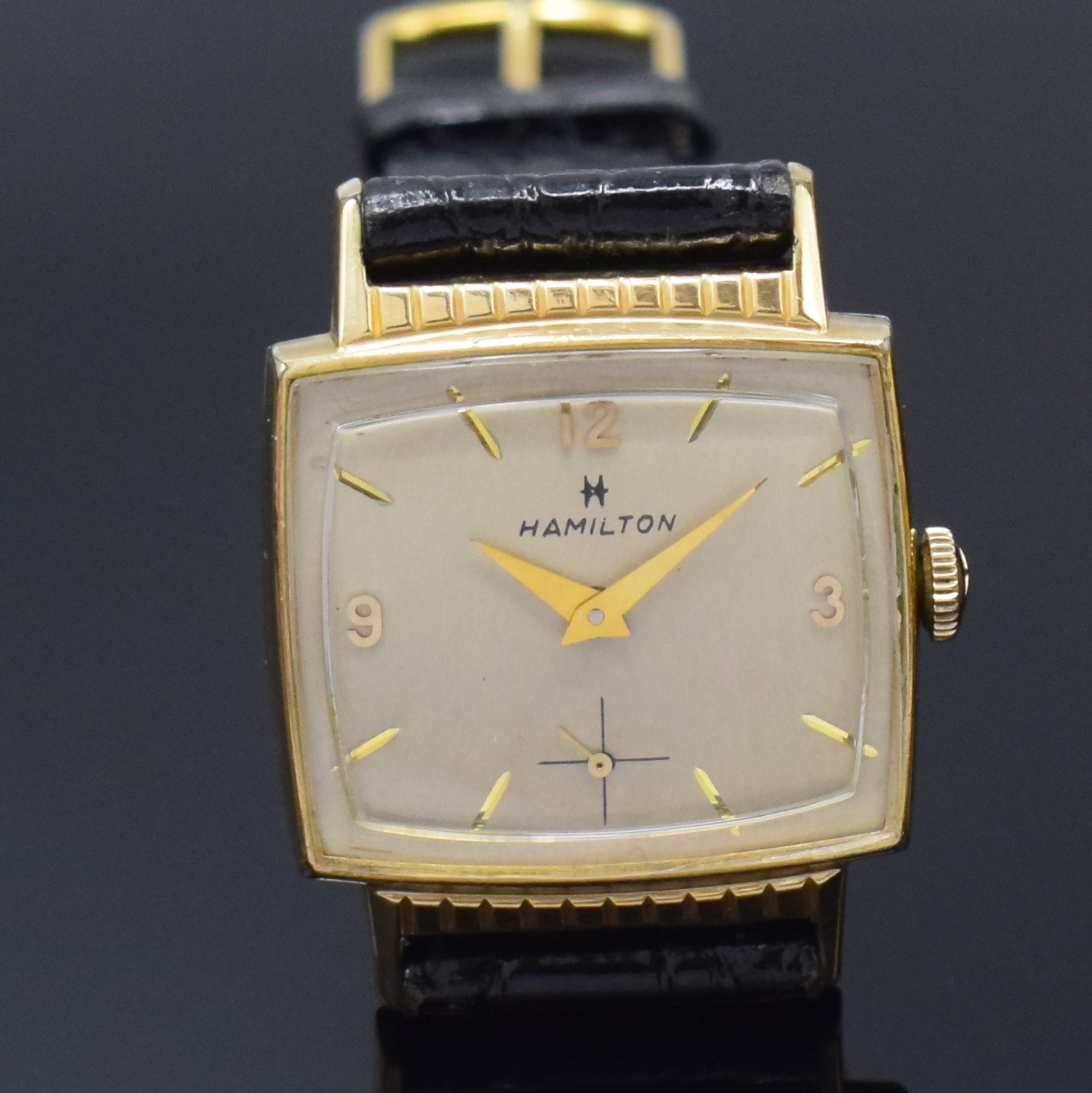 Detail a: ELGIN und HAMILTON 2 vergoldete Armbanduhren, Schweiz/USA 1945, Handaufzug, Stahlböden aufgedr., vers. Zifferblätter m. gold. Std.-Indizes u. arab. ...