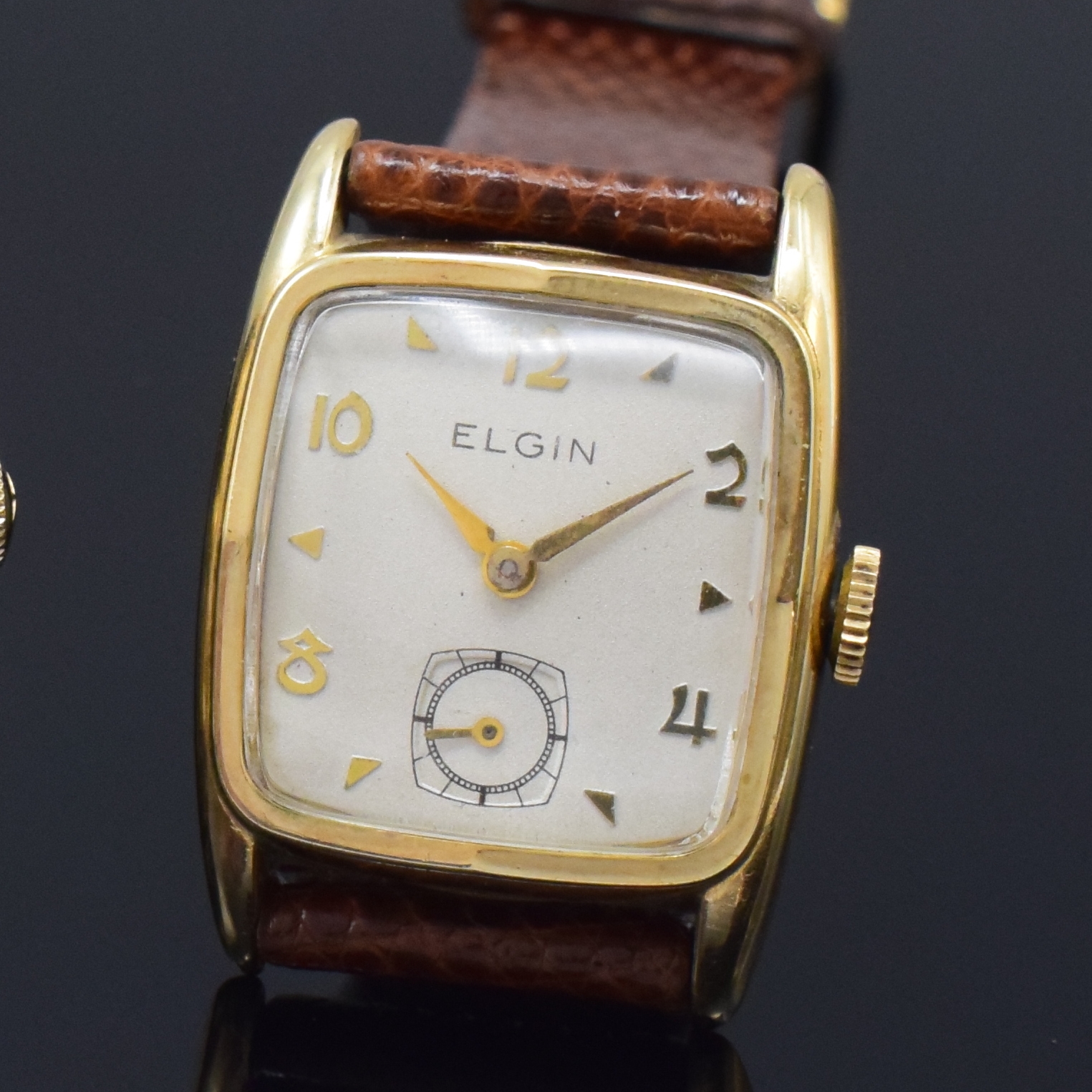 Detail b: ELGIN und HAMILTON 2 vergoldete Armbanduhren, Schweiz/USA 1945, Handaufzug, Stahlböden aufgedr., vers. Zifferblätter m. gold. Std.-Indizes u. arab. ...