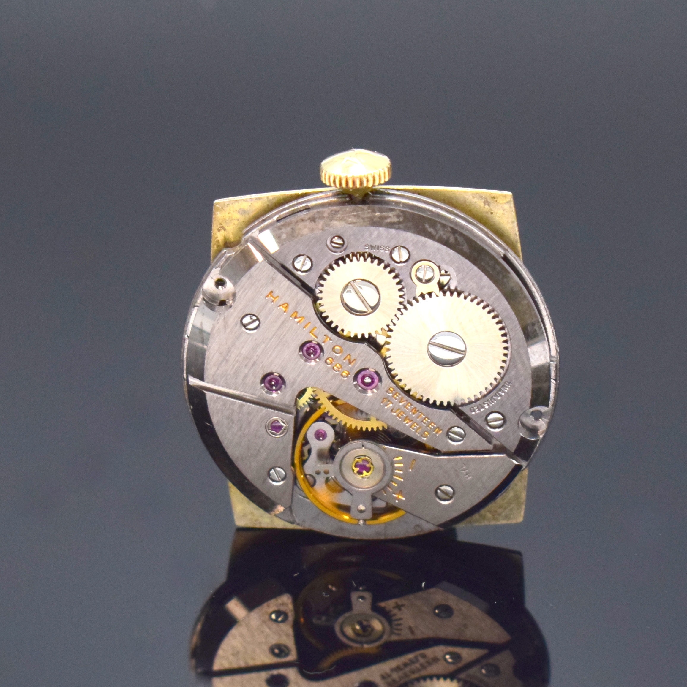 Detail e: ELGIN und HAMILTON 2 vergoldete Armbanduhren, Schweiz/USA 1945, Handaufzug, Stahlböden aufgedr., vers. Zifferblätter m. gold. Std.-Indizes u. arab. ...
