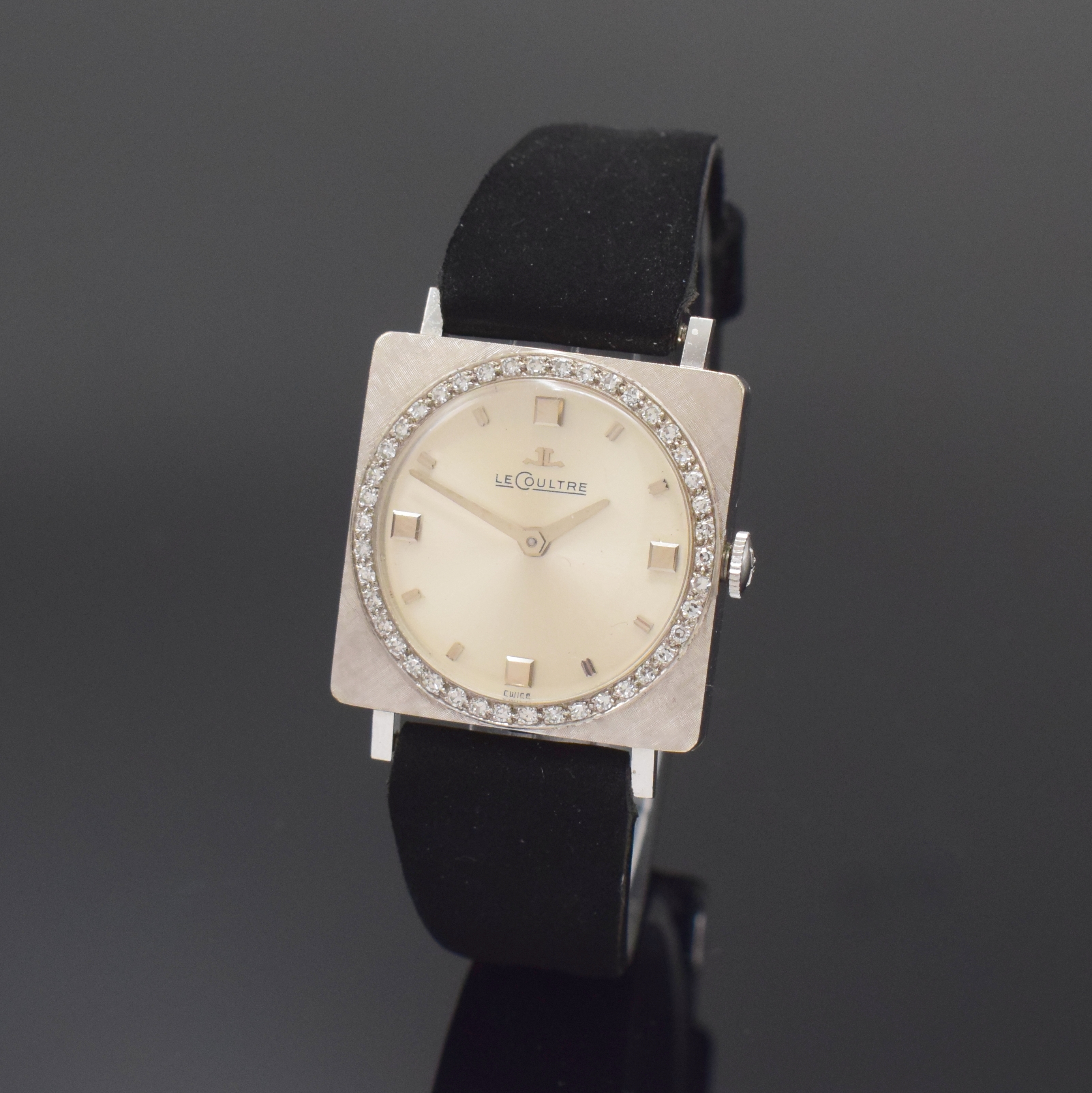 LeCoultre Damenarmbanduhr in WG 585/000 mit Diamanten, Schweiz/USA um 1950, Handaufzug, Boden aufgedr., Lünette m. Diamanten bes., silb. Zifferbl. ...