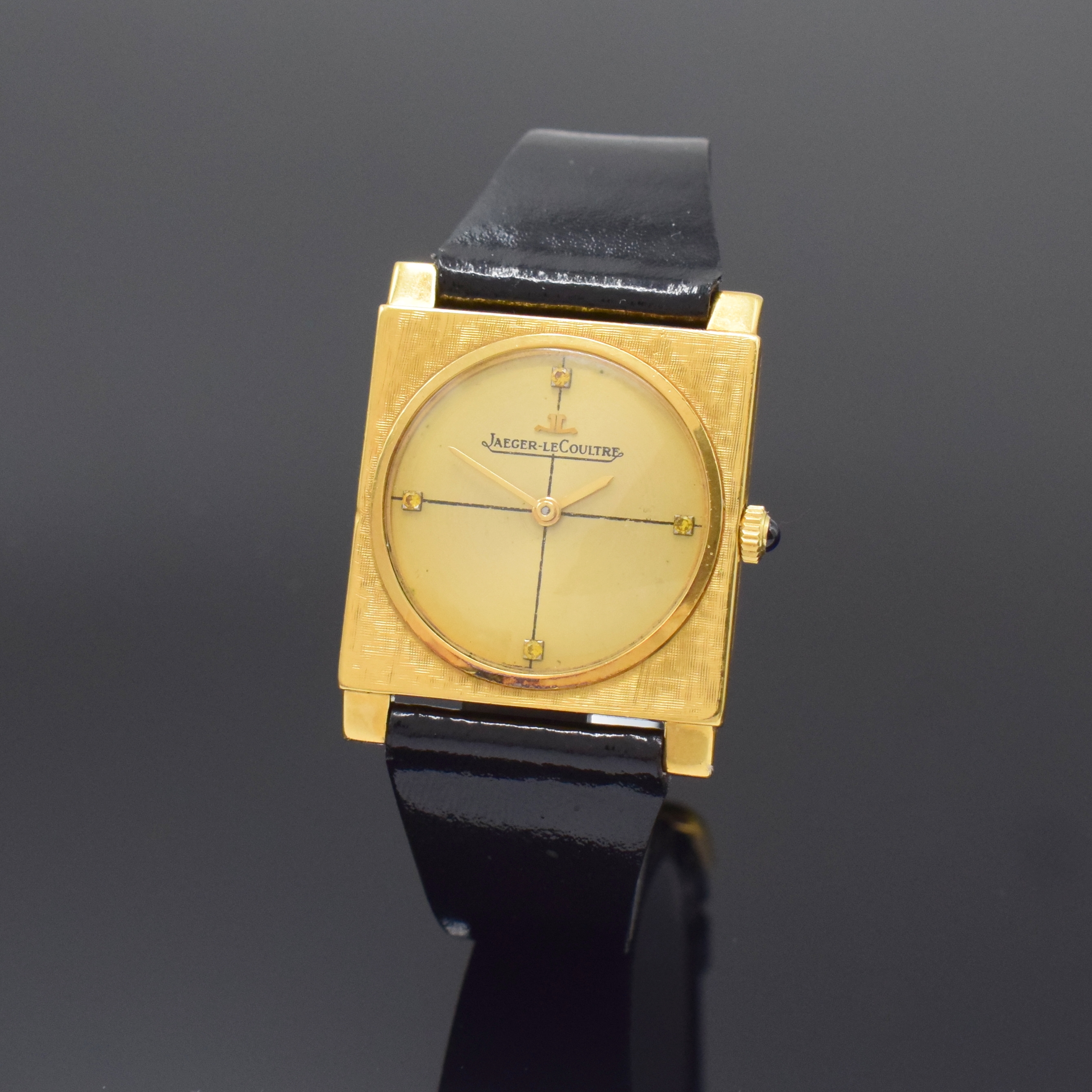 LeCOULTRE Damenarmbanduhr in GG 750/000, Schweiz um 1960, Handaufzug, Boden 4-fach verschr., Schmuckkrone, rest. Zifferbl. m. 4 gelben Saphir-Ind., ...