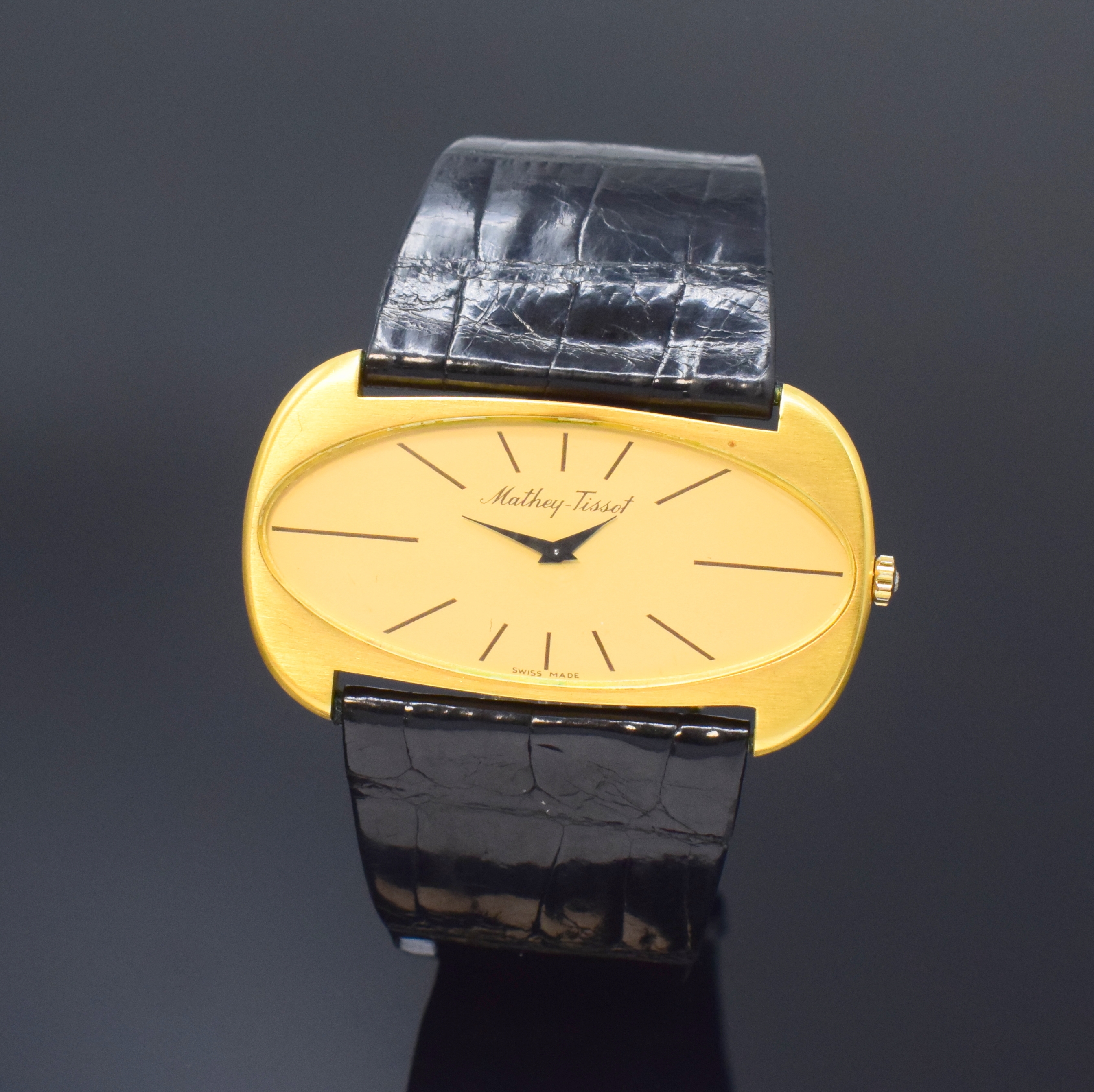 MATHEY TISSOT grosse Armbanduhr in GG 750/000, Schweiz um 1980, Handaufzug, orig. Lederband m. verg. Dornschl., Boden 4-fach verschr., cremefarb. ...