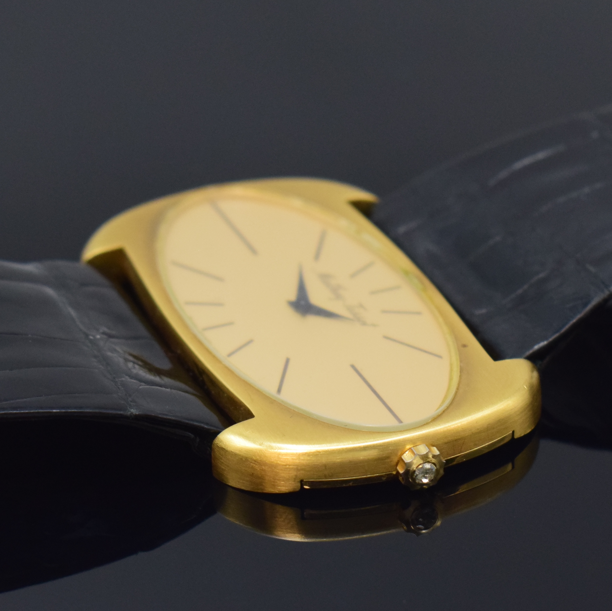 Detail b: MATHEY TISSOT grosse Armbanduhr in GG 750/000, Schweiz um 1980, Handaufzug, orig. Lederband m. verg. Dornschl., Boden 4-fach verschr., cremefarb. ...