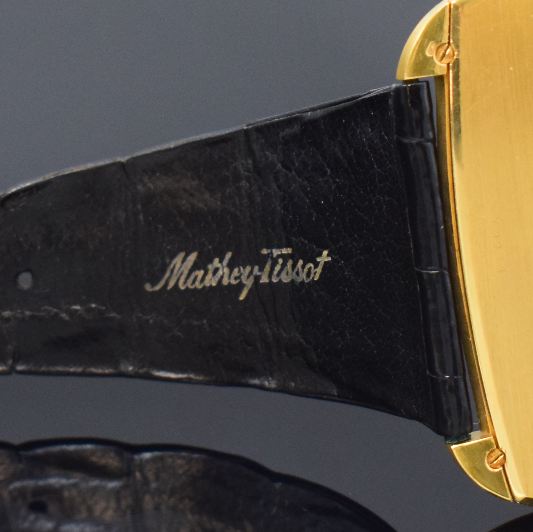 Detail c: MATHEY TISSOT grosse Armbanduhr in GG 750/000, Schweiz um 1980, Handaufzug, orig. Lederband m. verg. Dornschl., Boden 4-fach verschr., cremefarb. ...
