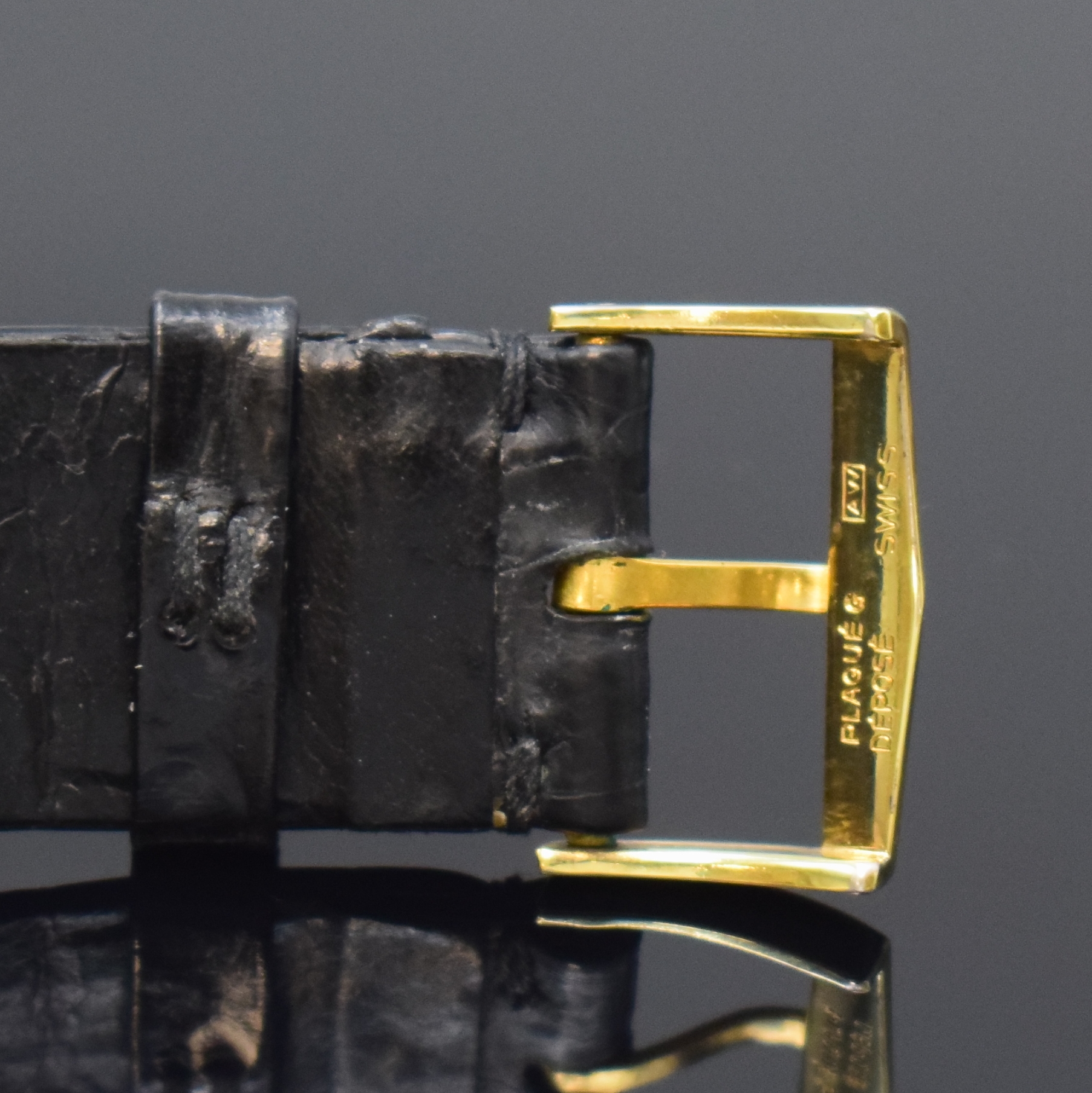 Detail d: MATHEY TISSOT grosse Armbanduhr in GG 750/000, Schweiz um 1980, Handaufzug, orig. Lederband m. verg. Dornschl., Boden 4-fach verschr., cremefarb. ...