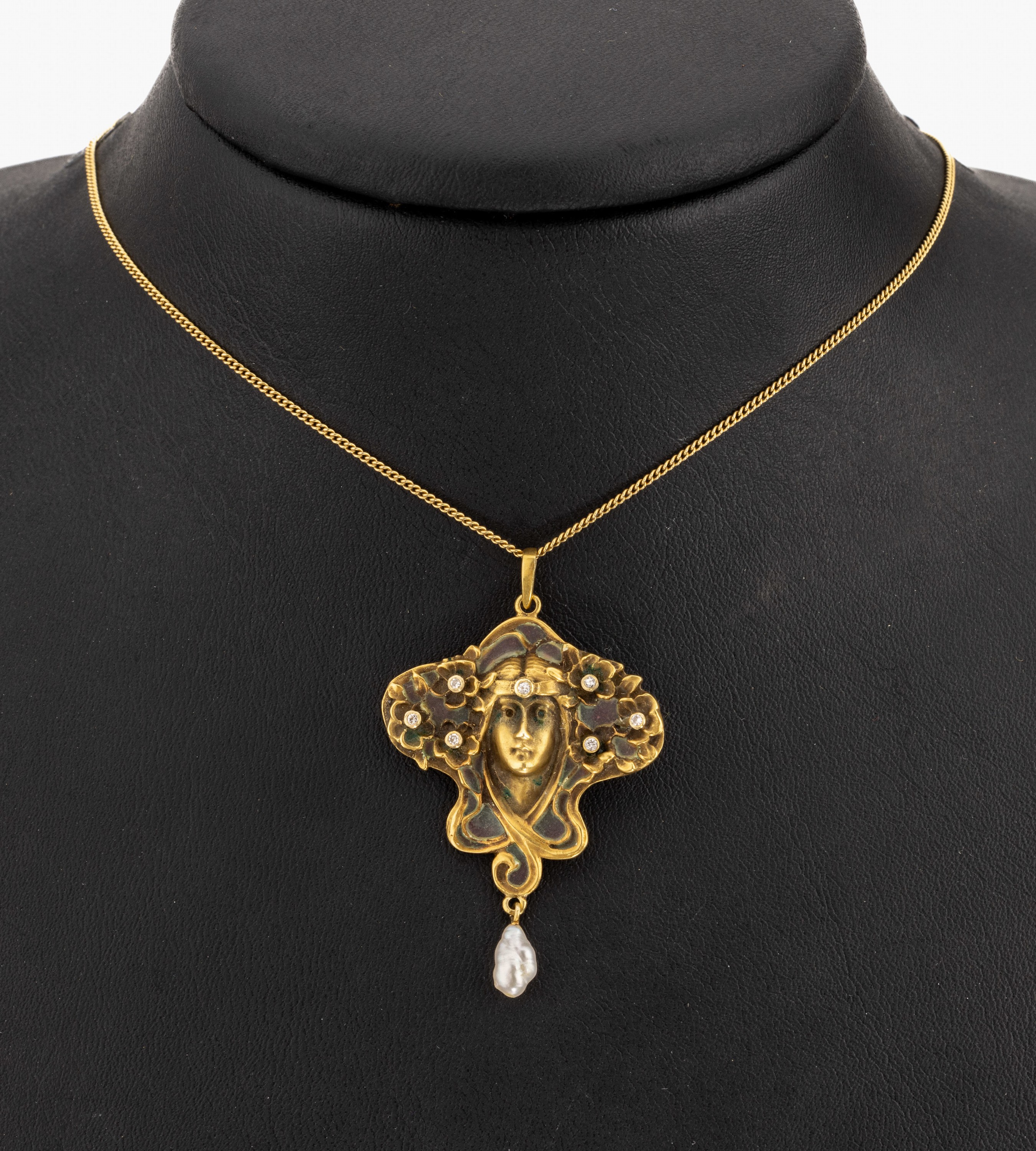 14 kt Gold Brillant-Perl-Anhänger, GG 585/000, in der Art des Jugendstils, Fensteremail, Darstellung einer jungen Dame mit geschwungenem Haar und ...