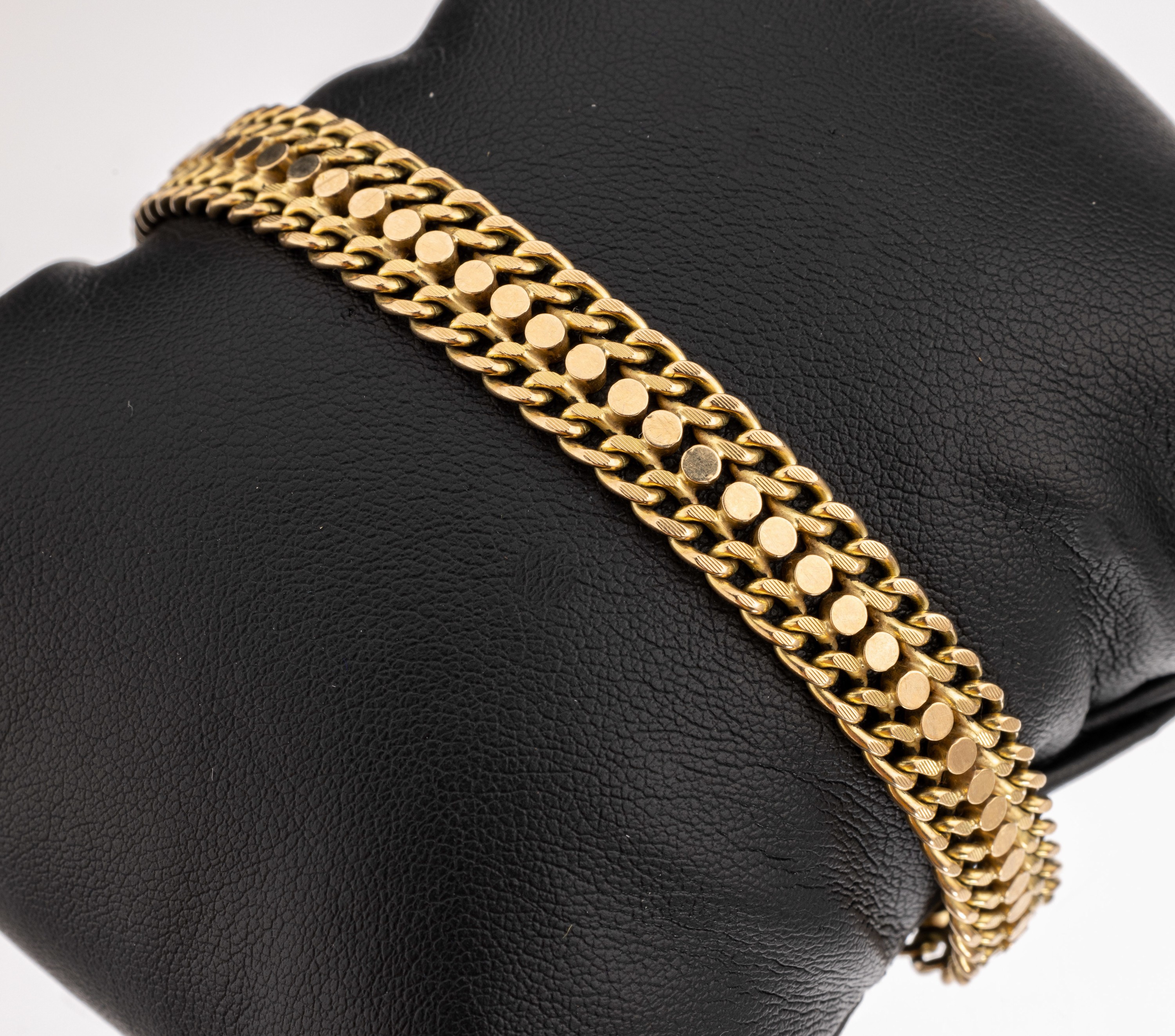 8 kt Gold Armband, GG 333/000 gepr., B. ca.1 cm, L. ca. 19 cm, Kastenschloss mit 2 Sicherheitsachten, ca. 22.4 g