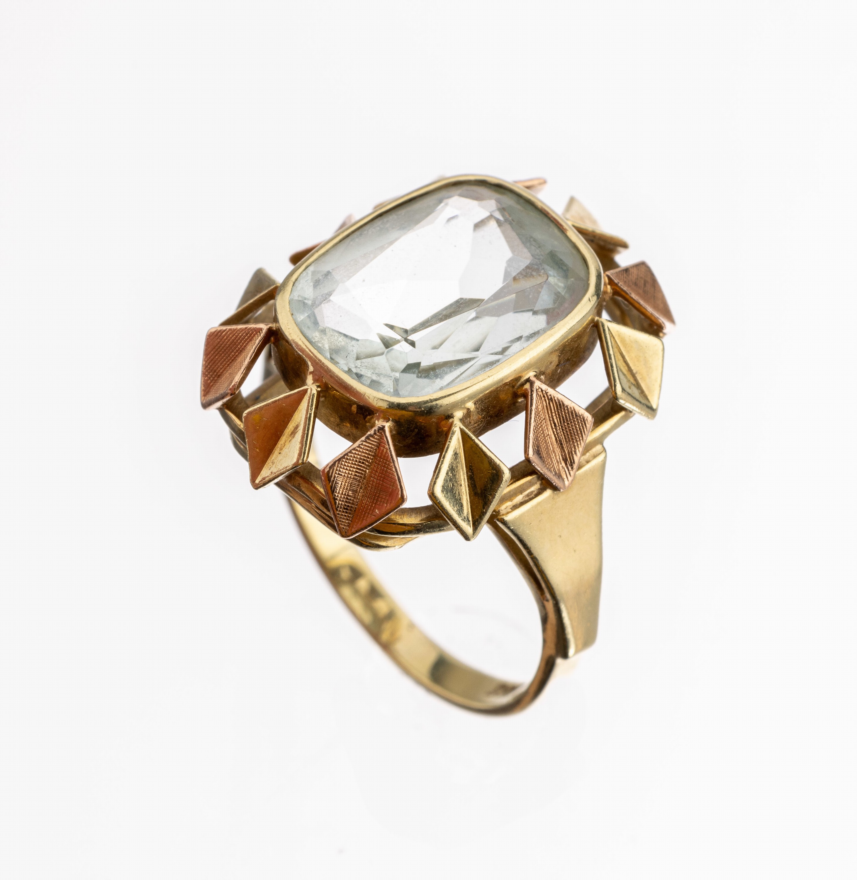 14 kt Gold Farbstein-Ring, GG/RG 585/000, 1950er Jahre, mittig synth. Spinell, umlaufende rautenf. Zierelemente, RW 52, ca. 5.7 g