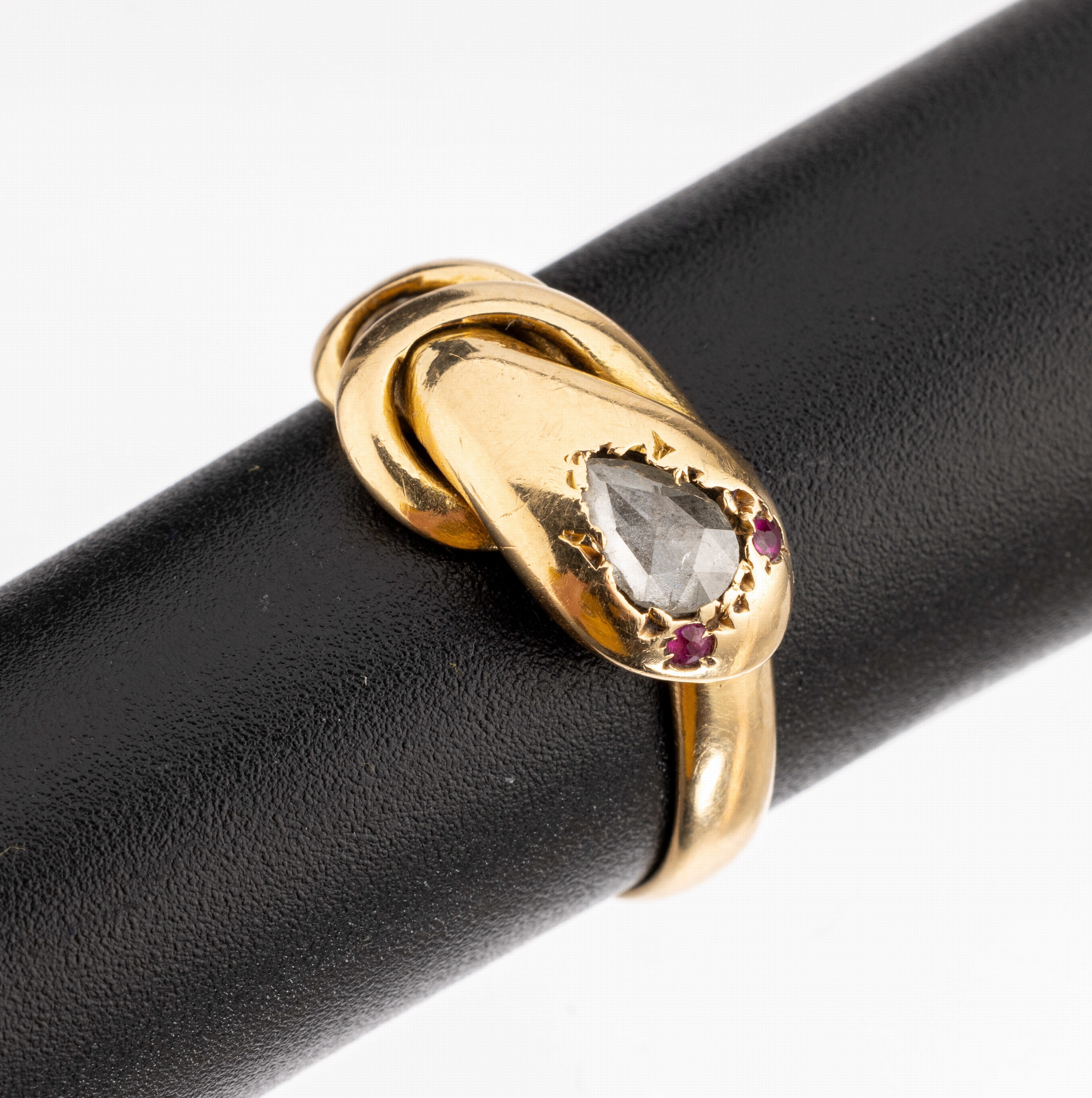 14 kt Gold Diamant-Schlangenring, um 1900, GG 585/000 gepr., Kopf mit tropfenf. Diamantrose ca. 0.25 ct, Augen 2 kl. rundfacett. Rubine, RW 55, ca. ...