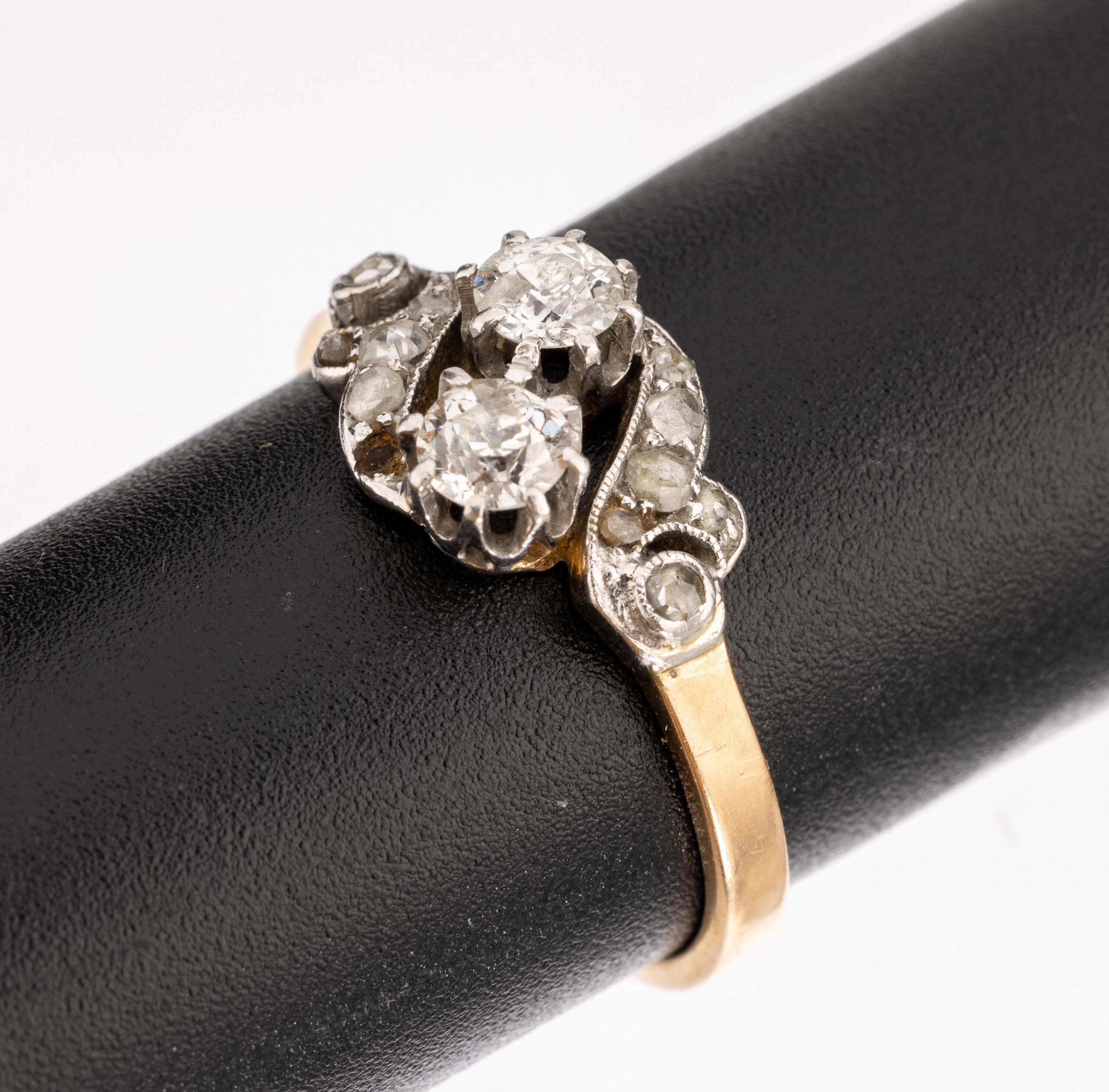 14 kt Gold Diamant-Ring, um 1900, GG 585/000 gepr., Ringkopf Platin mit 2 Altschliffdiamanten zus. ca. 0.40 ct Weiss/p, umgeben von 11 Diamantrosen ...