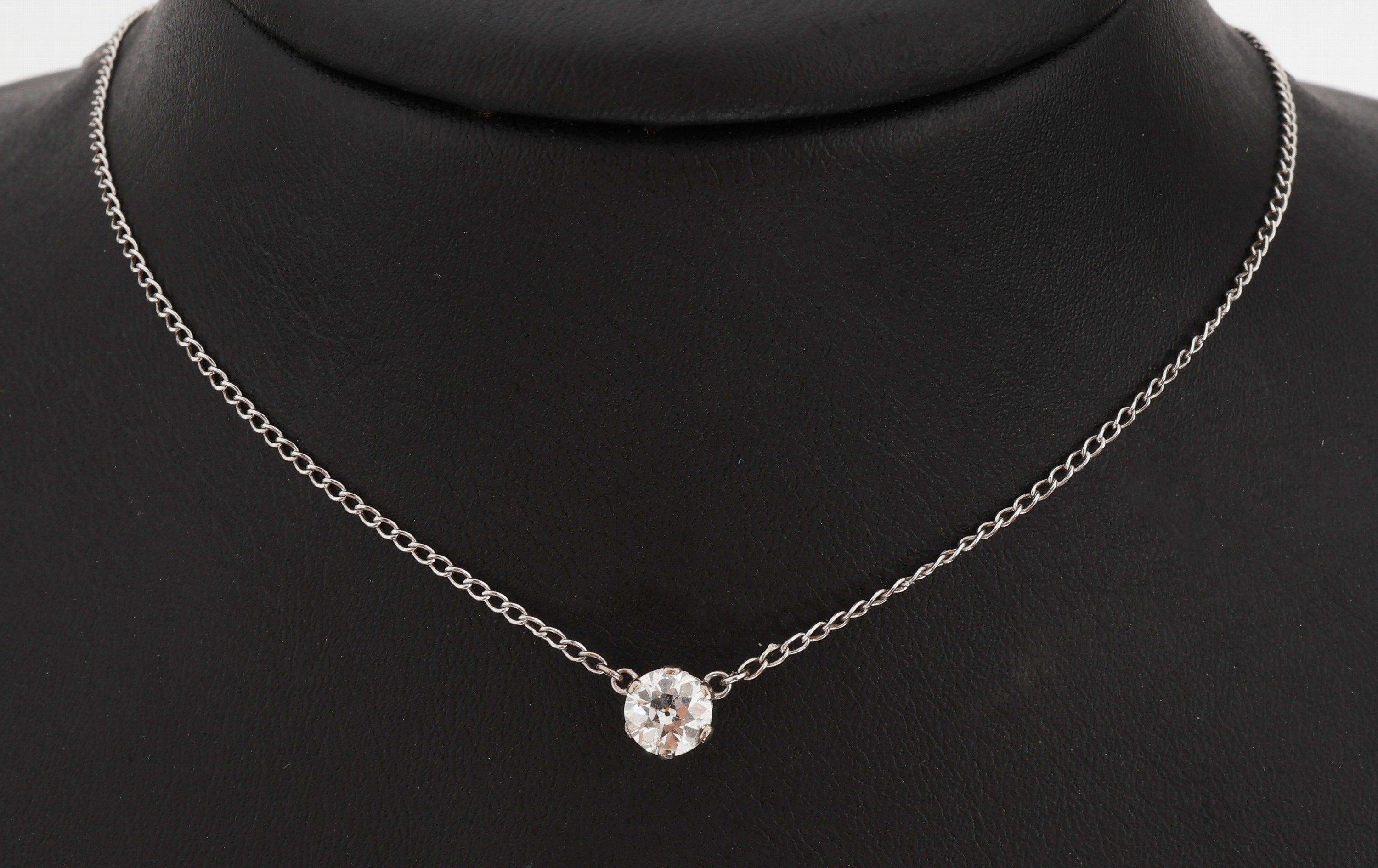 Platin Diamant-Collier, Pt gepr., Mittelteil mit 1 Altschliffdiamant ca. 0.75 ct Weiss/p, L. ca. 40 cm, Federringschliesse sek., ca. 2.6 g