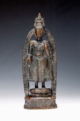 Image Skulptur eines stehenden Buddha, Nordindien, um 1900, Bronzeguß, mit Mandorla, H. ...