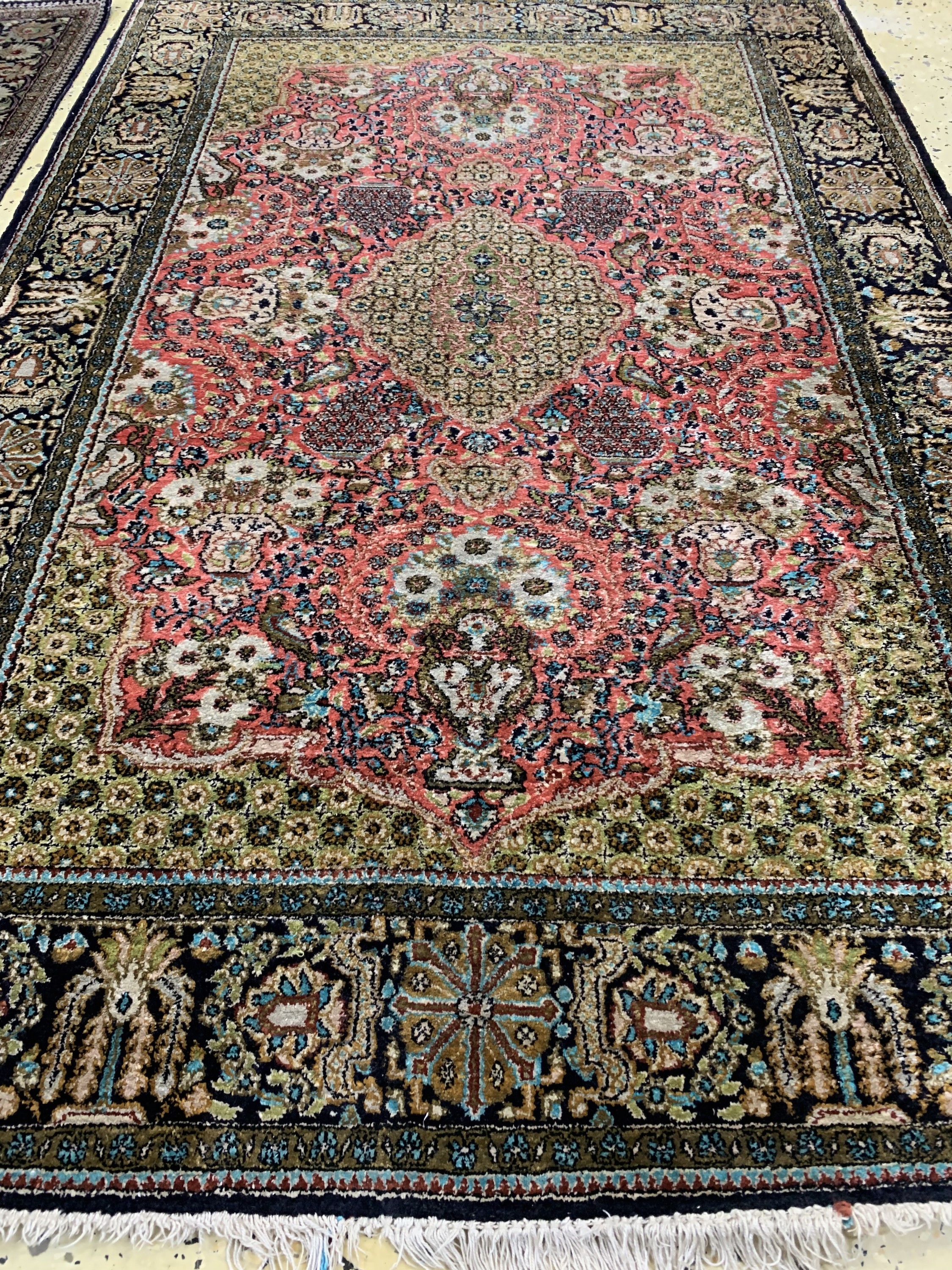 Detail b: 1 Paar Ghom Seide, Persien, ca. 50 Jahre, reine Naturseide, ca. 161 x 108 cm, EHZ: 3-4, Wasserschaden