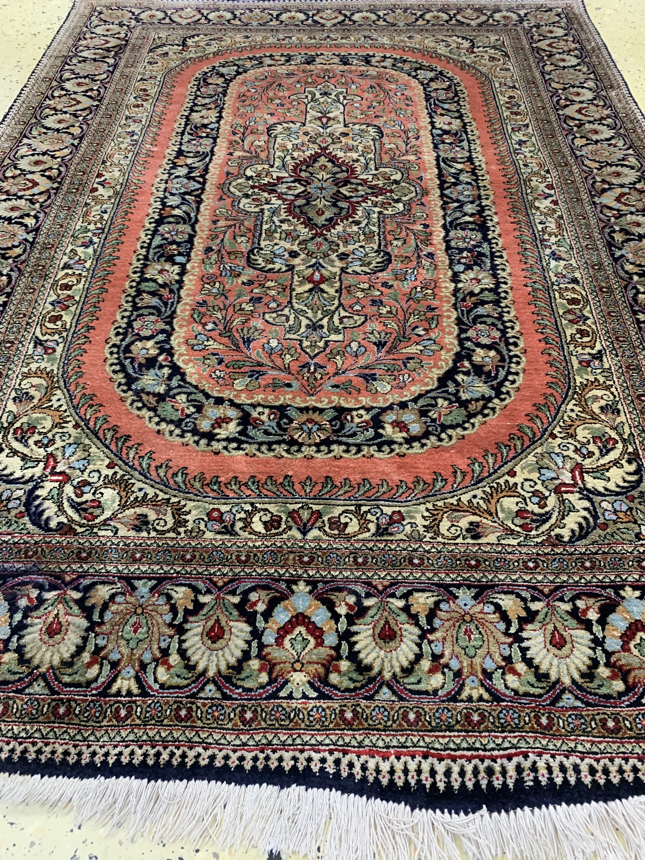 Detail e: 1 Paar Ghom Seide, Persien, ca. 50 Jahre, reine Naturseide, ca. 161 x 108 cm, EHZ: 3-4, Wasserschaden
