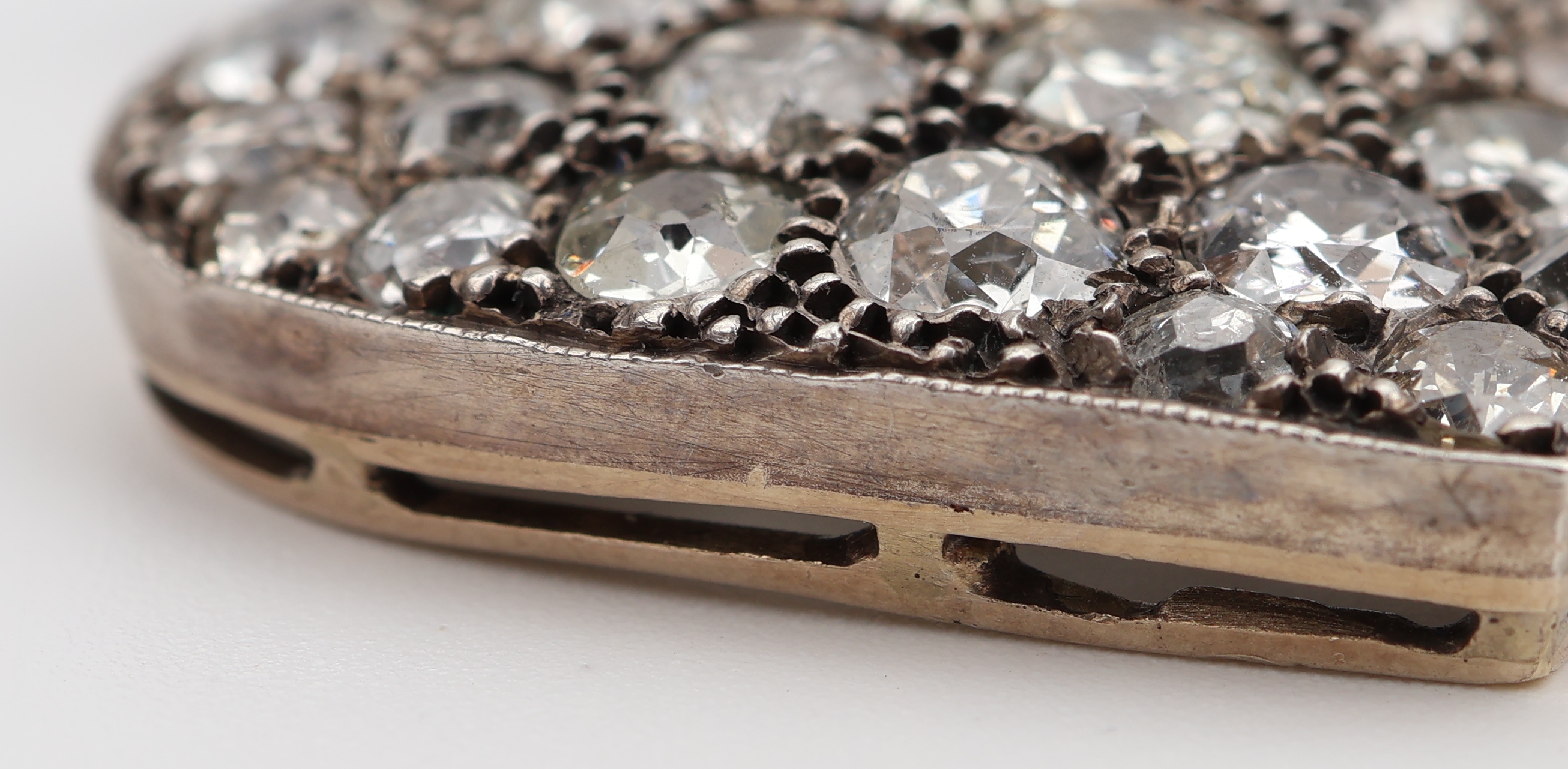 Detail b: 14 kt Gold und Silber Diamant-Herzanhänger, um1880/90 , Rahmen RoseG 585/000 gepr., Schauseite Silber, gepr., 30 Altschliffdiamanten und ...