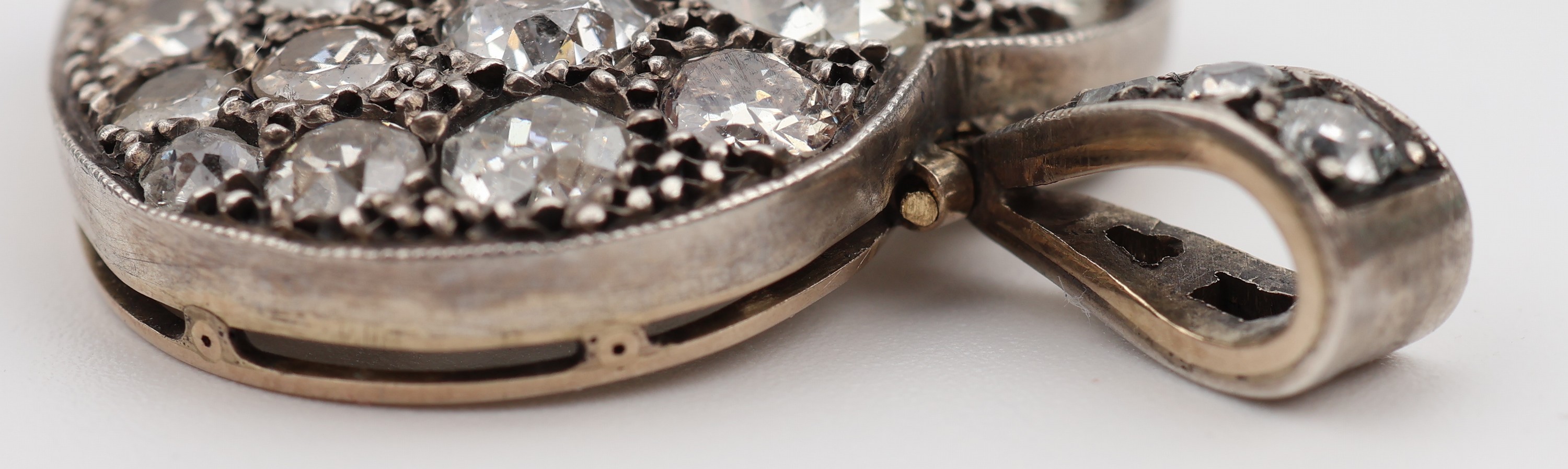Detail d: 14 kt Gold und Silber Diamant-Herzanhänger, um1880/90 , Rahmen RoseG 585/000 gepr., Schauseite Silber, gepr., 30 Altschliffdiamanten und ...