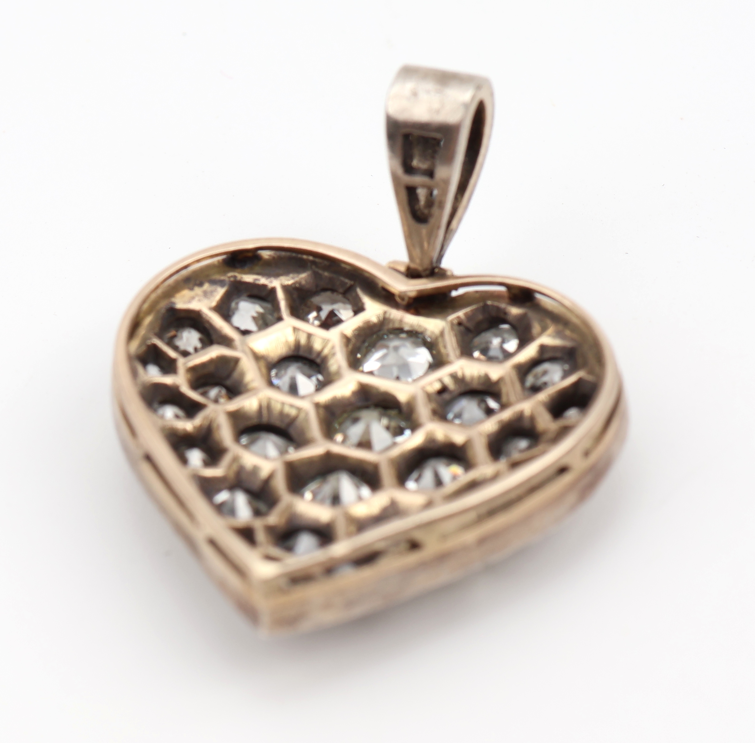 Detail e: 14 kt Gold und Silber Diamant-Herzanhänger, um1880/90 , Rahmen RoseG 585/000 gepr., Schauseite Silber, gepr., 30 Altschliffdiamanten und ...