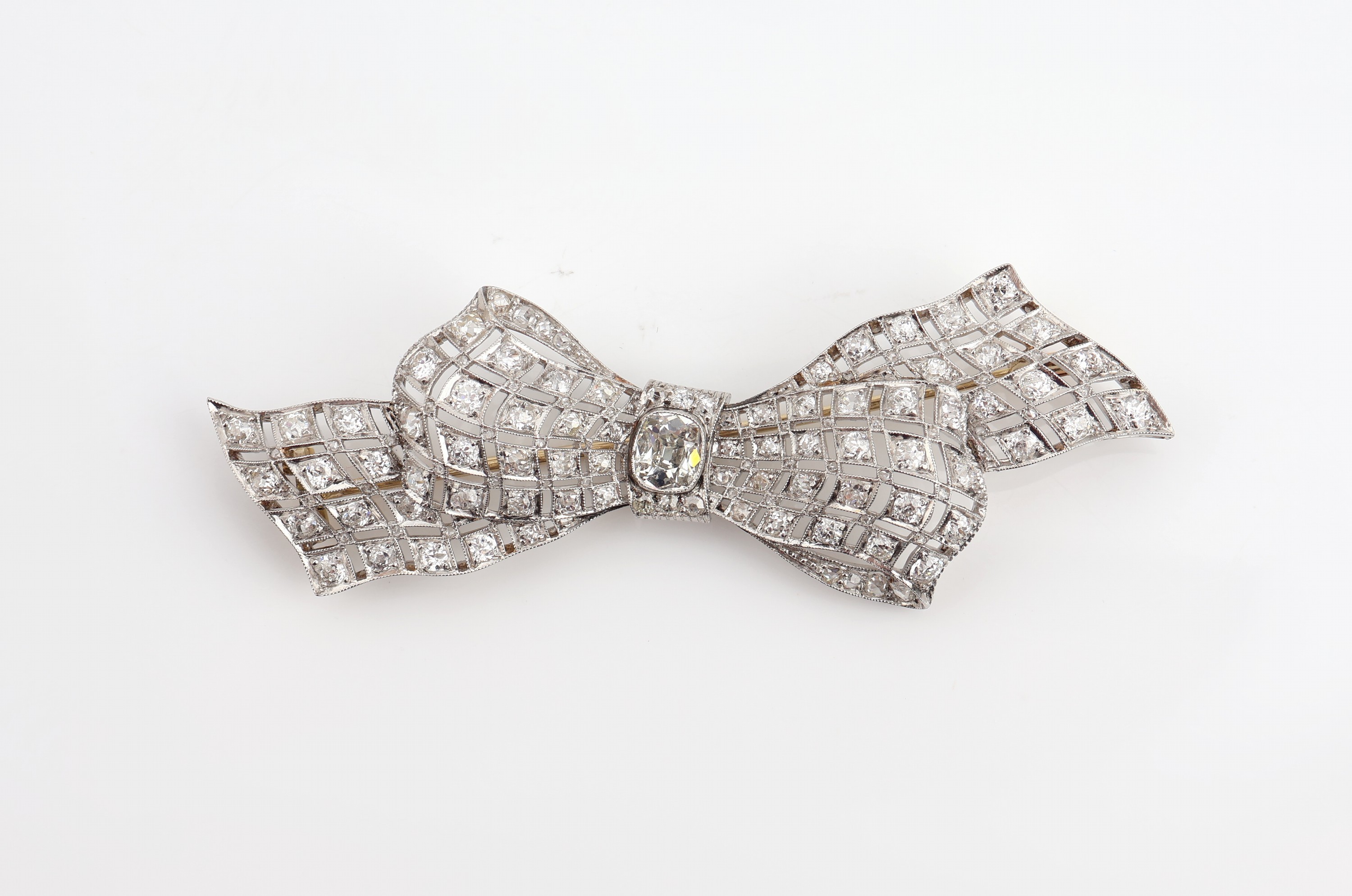 Platin Diamant-Schleifenbrosche, um 1890/1900, Platin gepr., Nadelung in GG, 1 Altschliffdiamant ca. 0.85 ct get.Weiß/p1, 128 Altschliffdiamanten ...