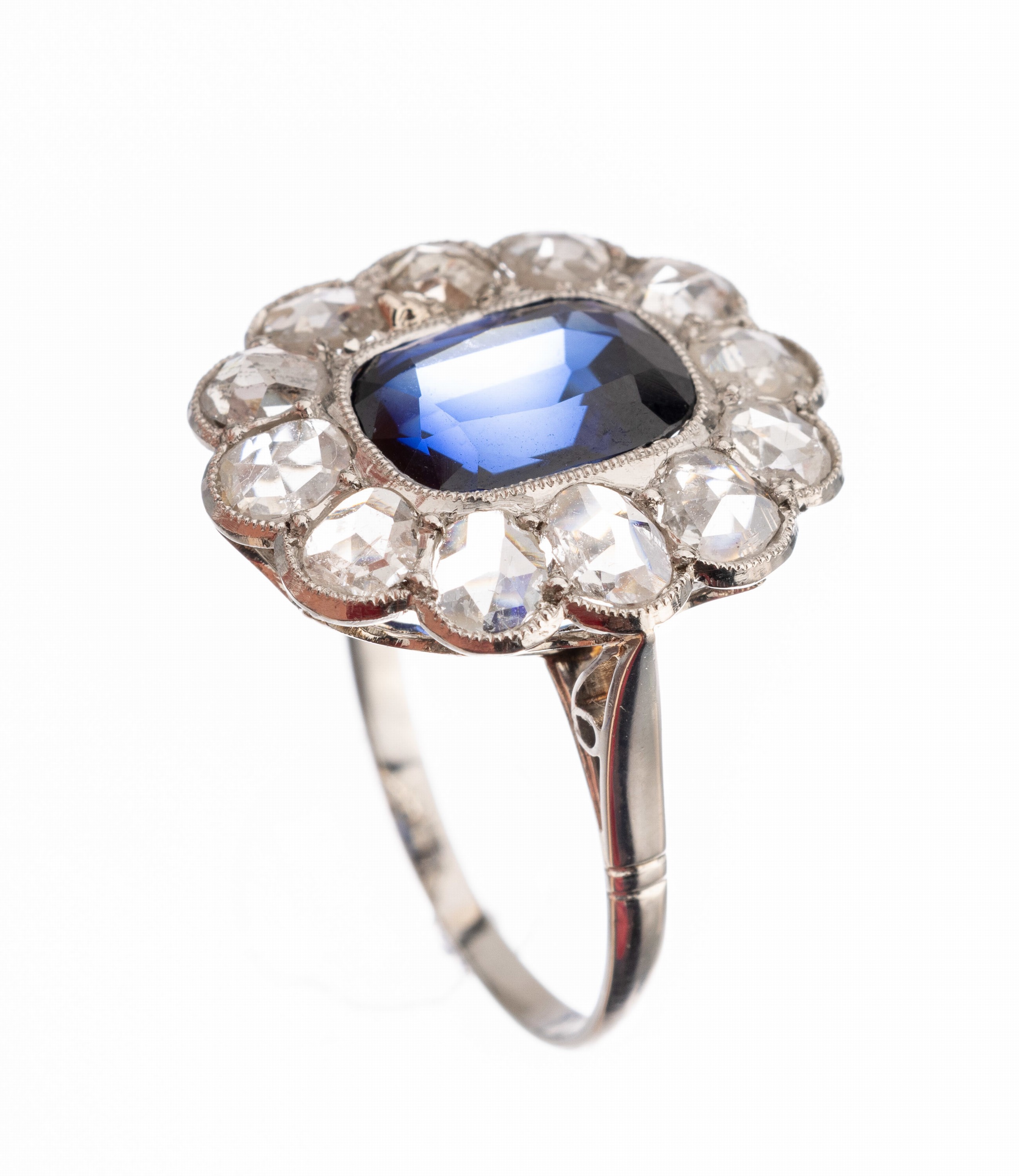 Platin Diamant Ring um 1870/80, Platin gepr., synth. Saphir umgeben von 12 Diam.-Rosen zus. ca. 1.20 ct Weiß-l.get. Weiß/si-p 1, total ca. 4.1 g, ...