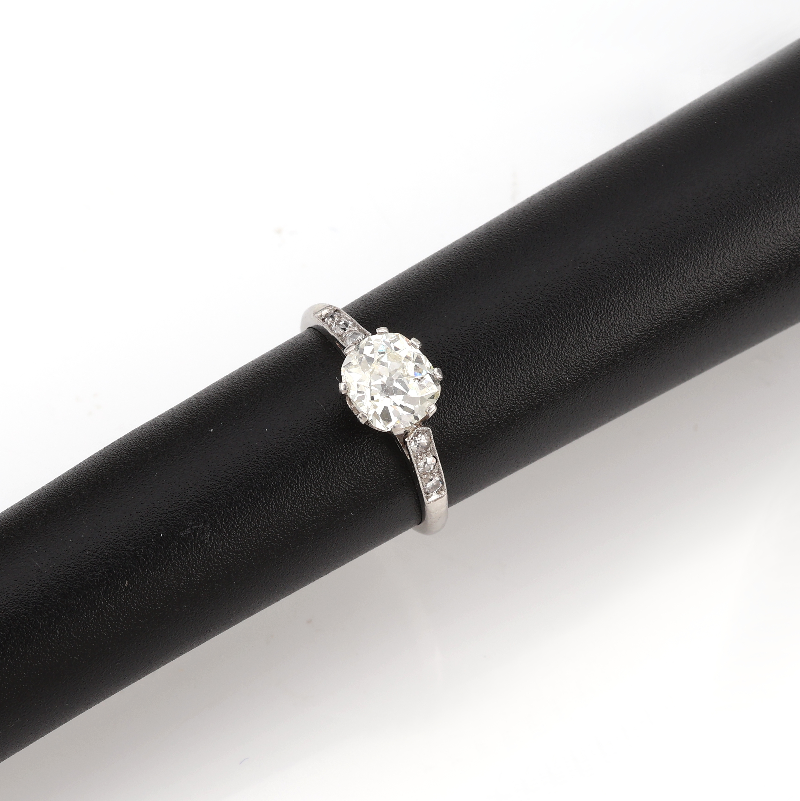 Platin Diamant-Ring, wohl Österreich um 1900/10 , 950er Platin, Meistermarke FD, 1 Altschliffdiamant ca. 1.10 ct light yellow/si2, Ringschultern mit ...