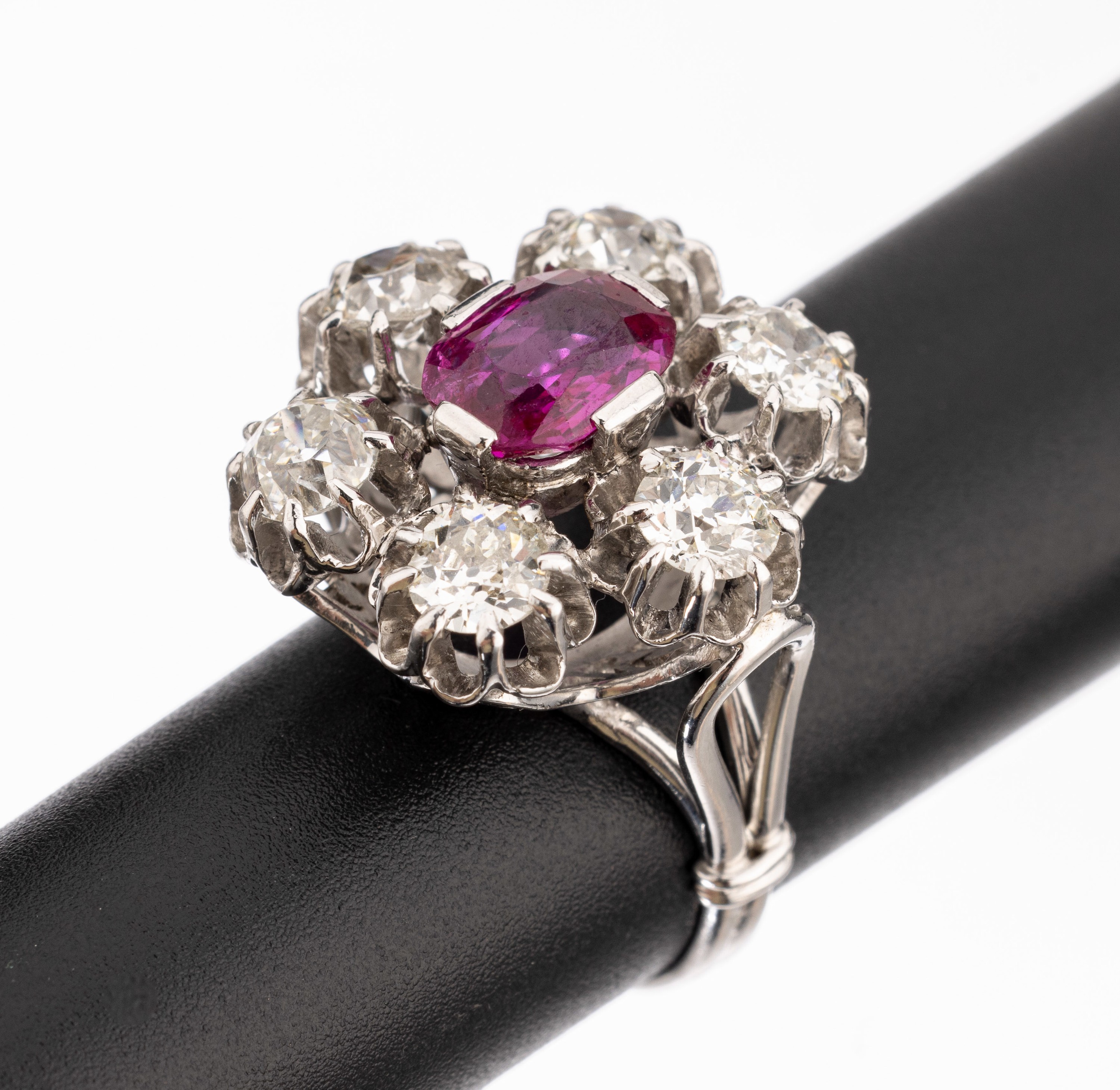 18 kt Gold Rubin Diamant Ring um 1870/80, vermutlich GG 750/000 und Silber, sek. rhodiniert, facett. feiner Rubin (Pink Rubin) ca. 1.25 ct, 6 ...