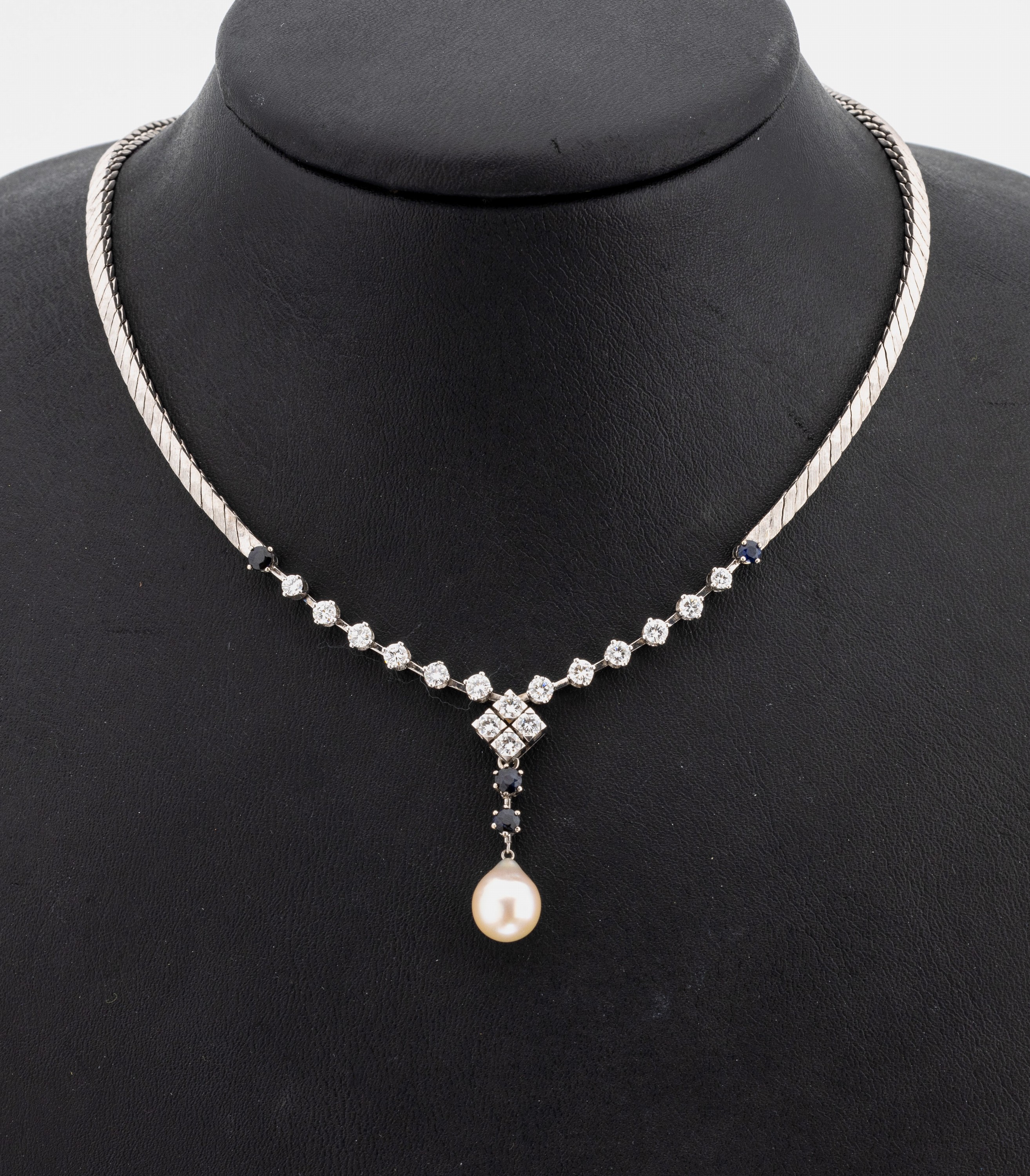 18 kt Gold Brillant-Saphir-Perl-Collier, WG750/000, 16 Brillanten zus. ca. 1.45 ct Weiß/vs, 4 rundfacett. Saphire zus. ca. 0.35 ct, bewegl. ...