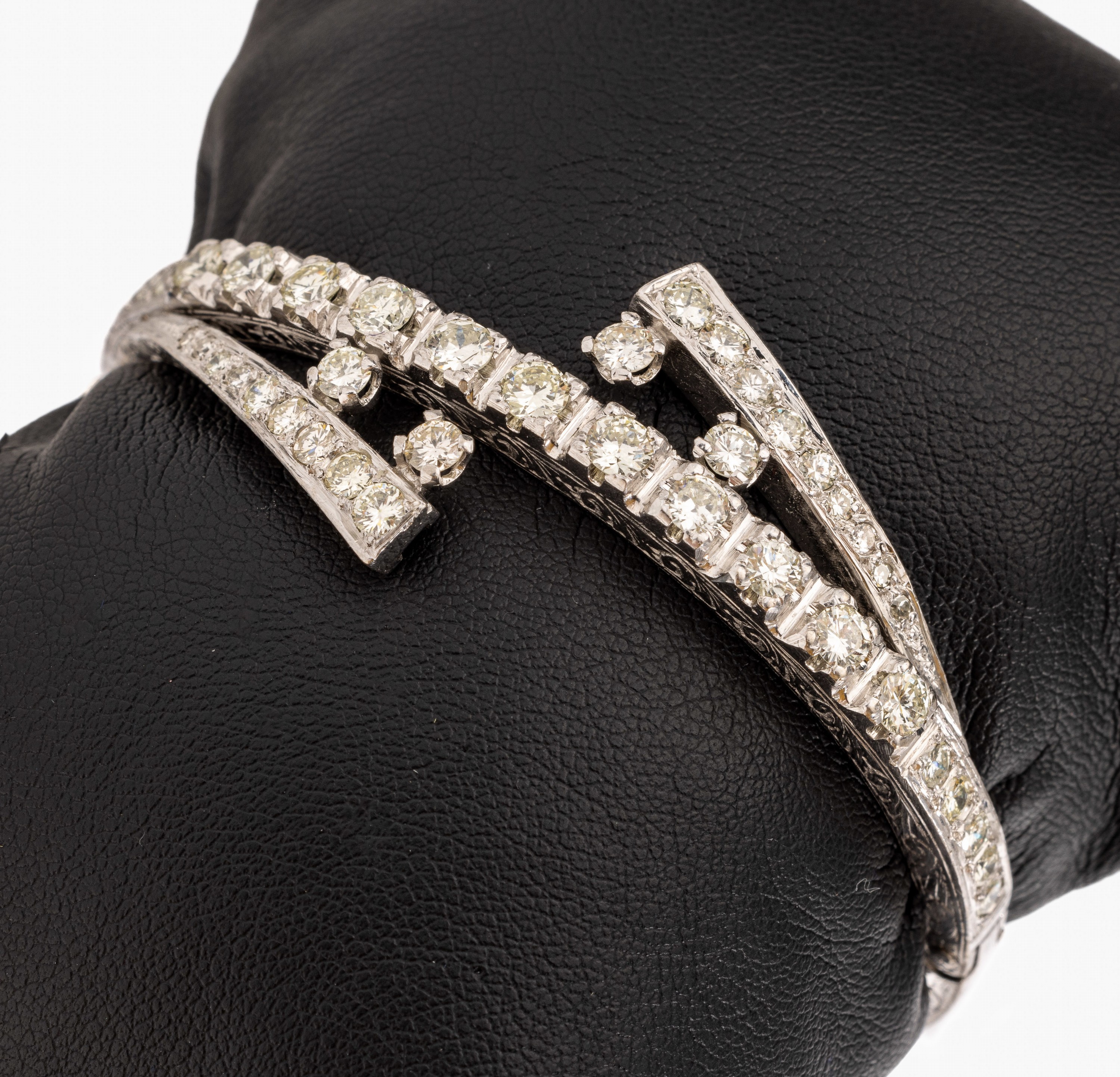 18 kt Gold Diamant-Armreif, 1940er Jahre, WG 750/000, 44 Brillanten und 8/8-Diamanten zus. ca. 3.50 ct Weiss-get. Weiss/si-p 1, seitl.florale ...