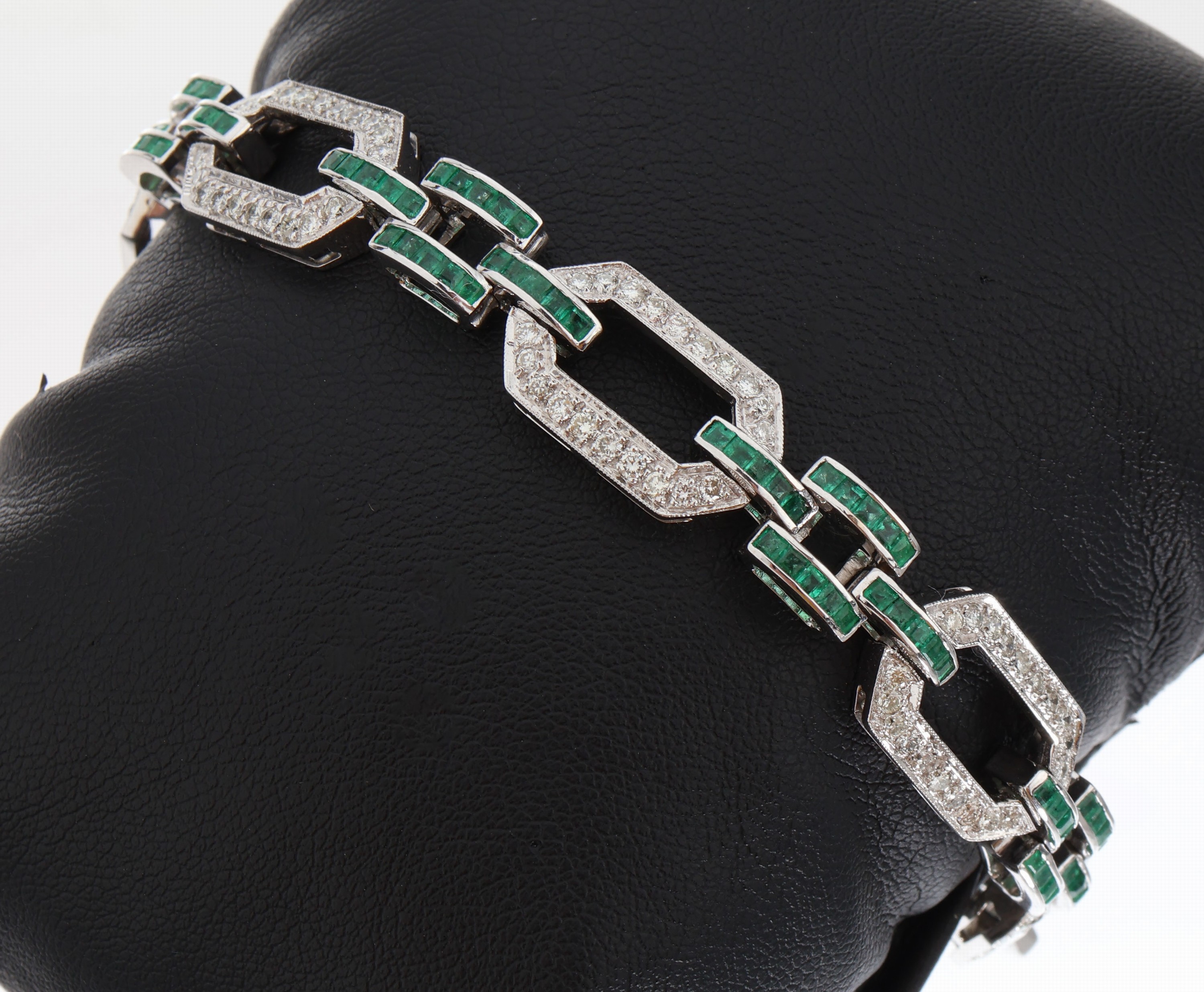 18 kt Gold Brillant-Smaragd-Armband, WG 750/000, im Art-Deco Stil, 140 Brillanten zus.ca. 1.40 ct Weiss-get. Weiss/si-p1, 140 Smaragd -Carrees zus. ...