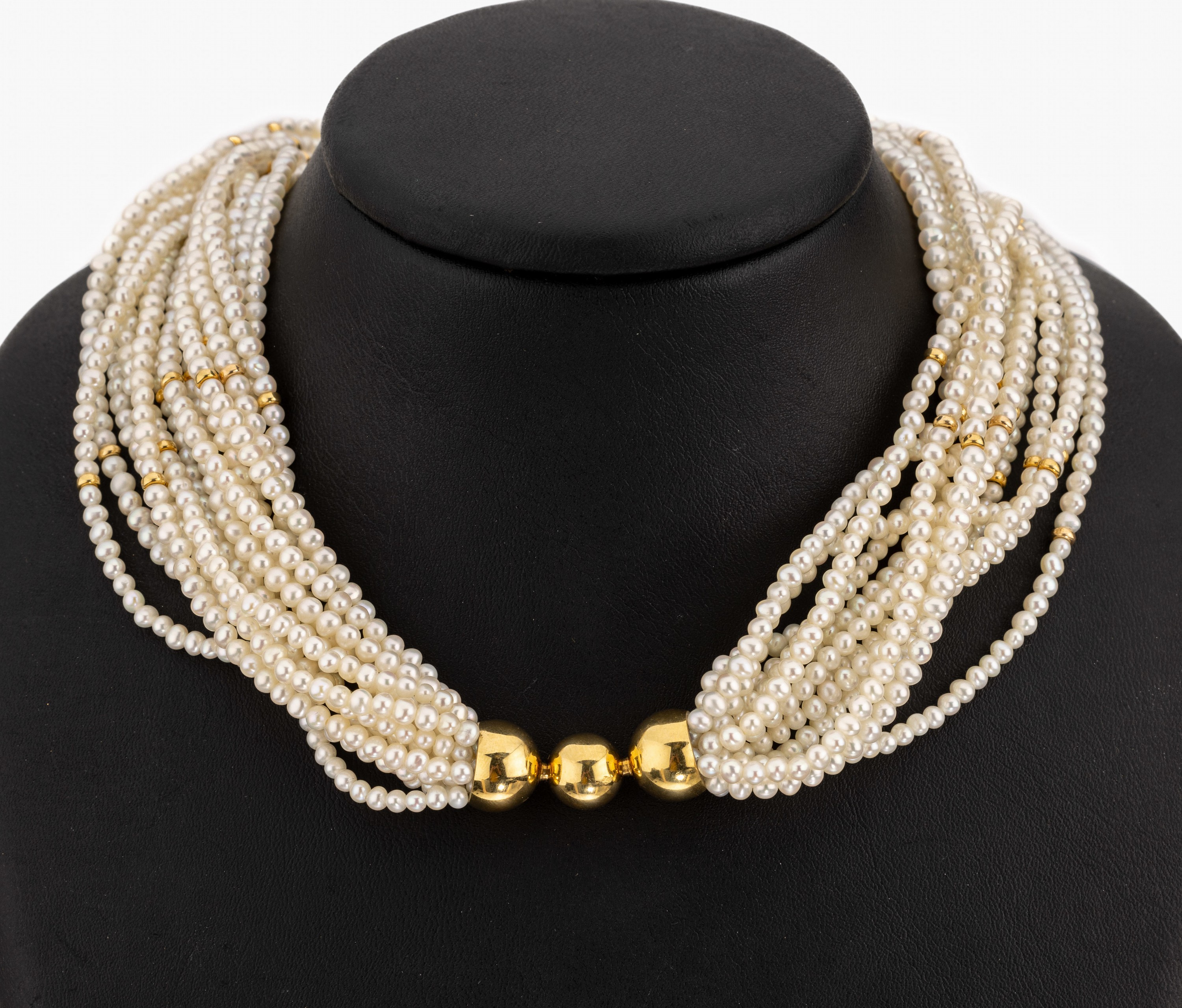 14 rhg. Zuchtperl-Collier mit 18 kt Gold Schliesse, GG 750/000, Zuchtperlen D. ca. 3 mm, Zwischenglieder Gold, doppelte Bajonetteschliesse, L. ca. ...