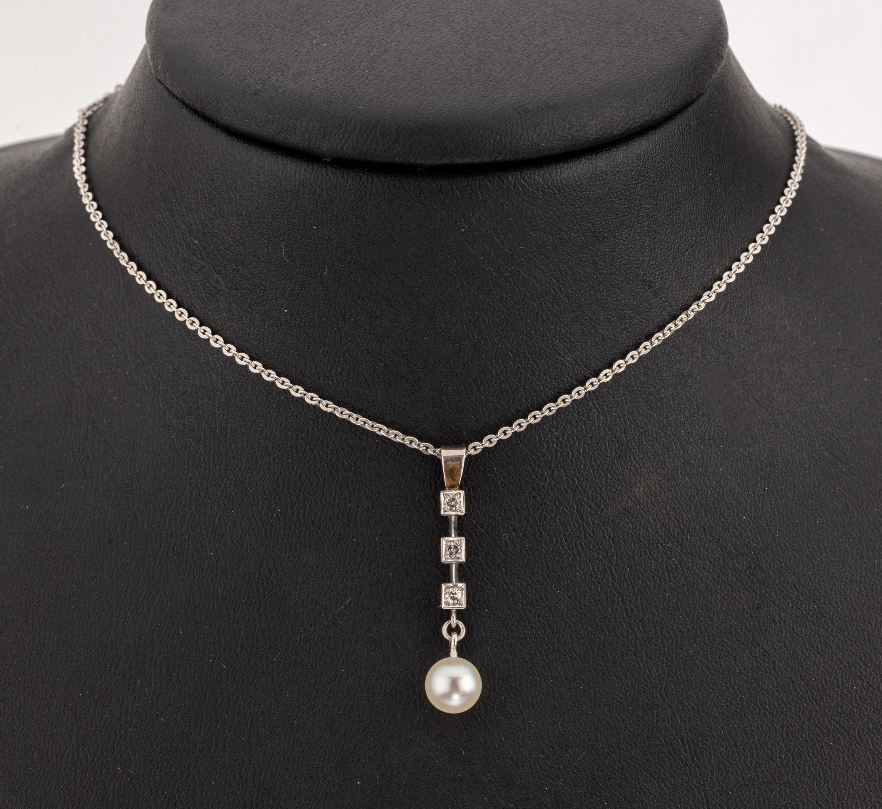 14 kt Gold Diamant-Perl-Anhänger, WG 585/000 gepr., 3 8/8-Diamanten zus. ca. 0.06 ct Weiss/si, bewegl. abgehängte Zuchtperle D. ca. 6.7 mm, an ...