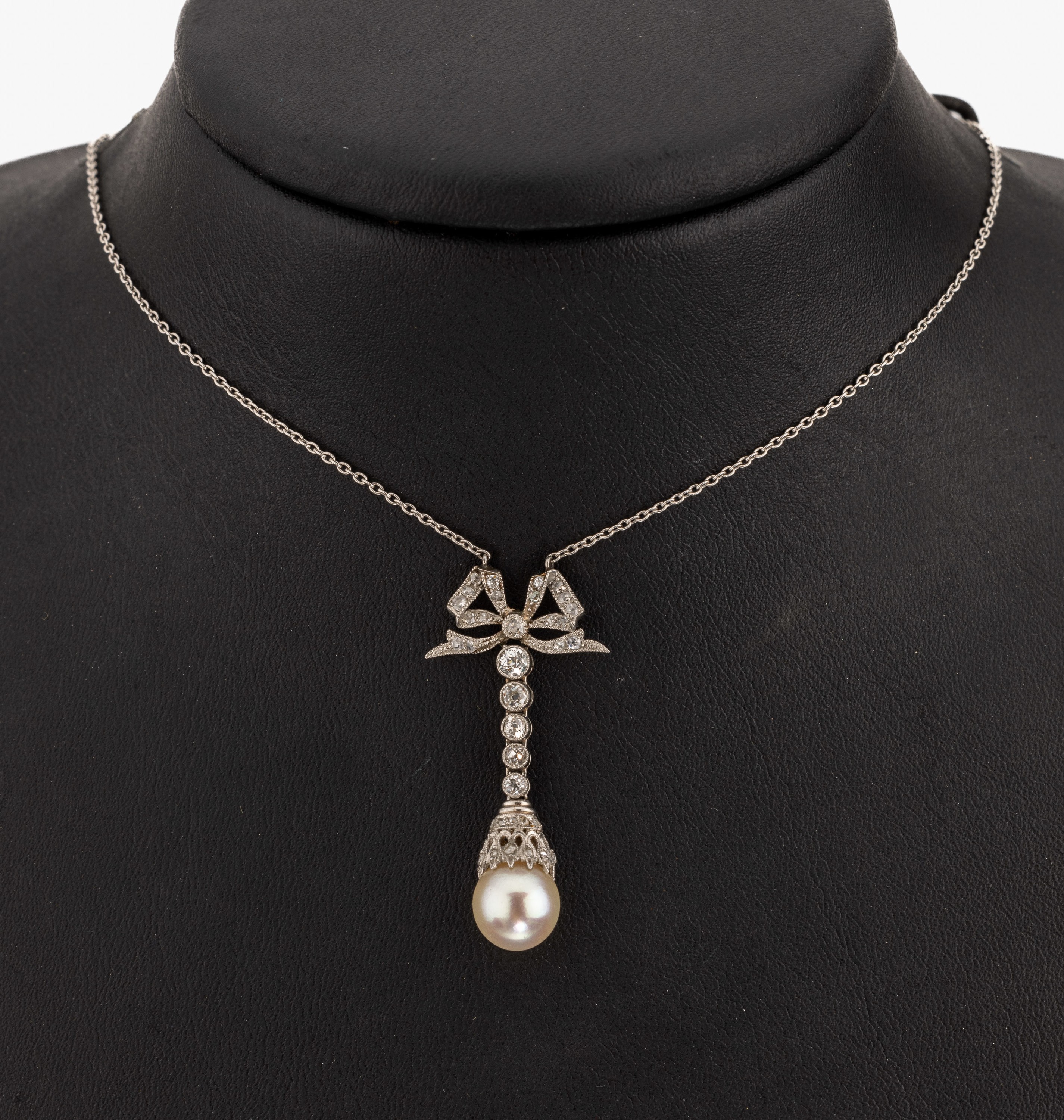 18 kt Gold Diamant-Perl-Collier, WG 750/000, Mittelteil in Schleifenform mit bewegl. Abhängung, Altschliffdiamanten und Diamantrosen zus. ca. 0.20 ...